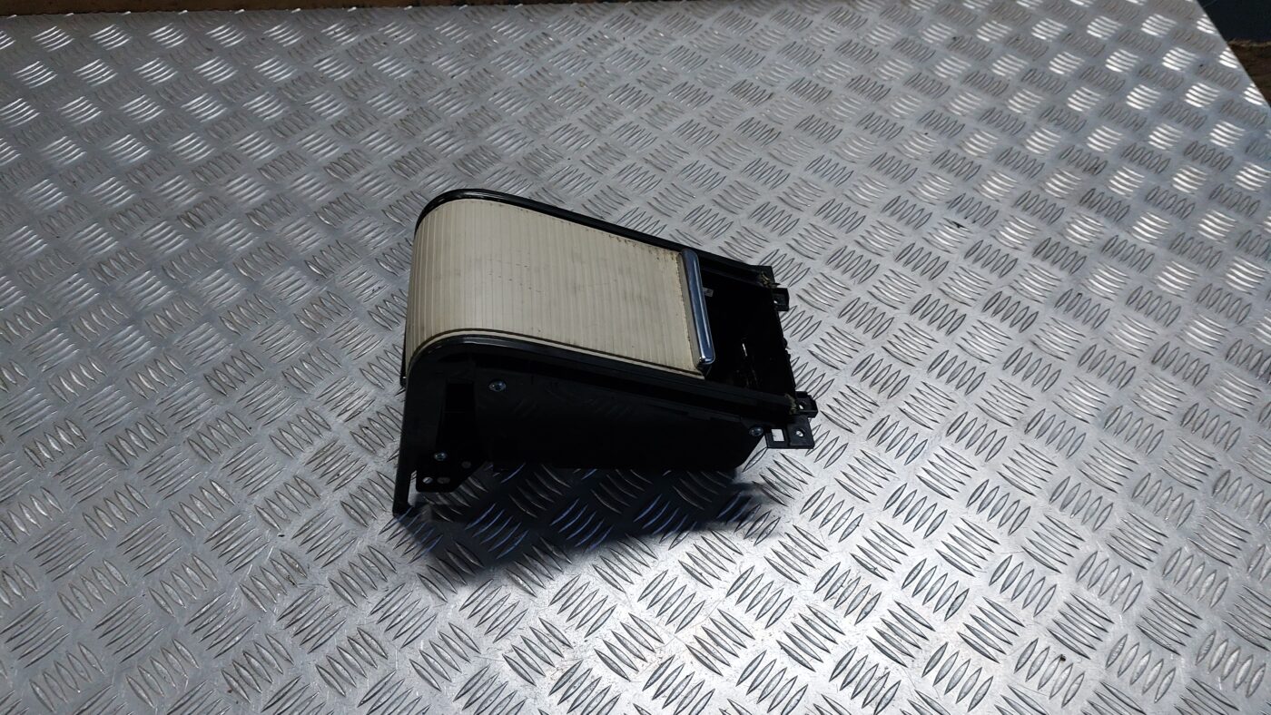 Centrālās konsoles nodalījums priekš VOLVO V60 2012 1 Centrālās konsoles nodalījums priekš VOLVO V60 2012