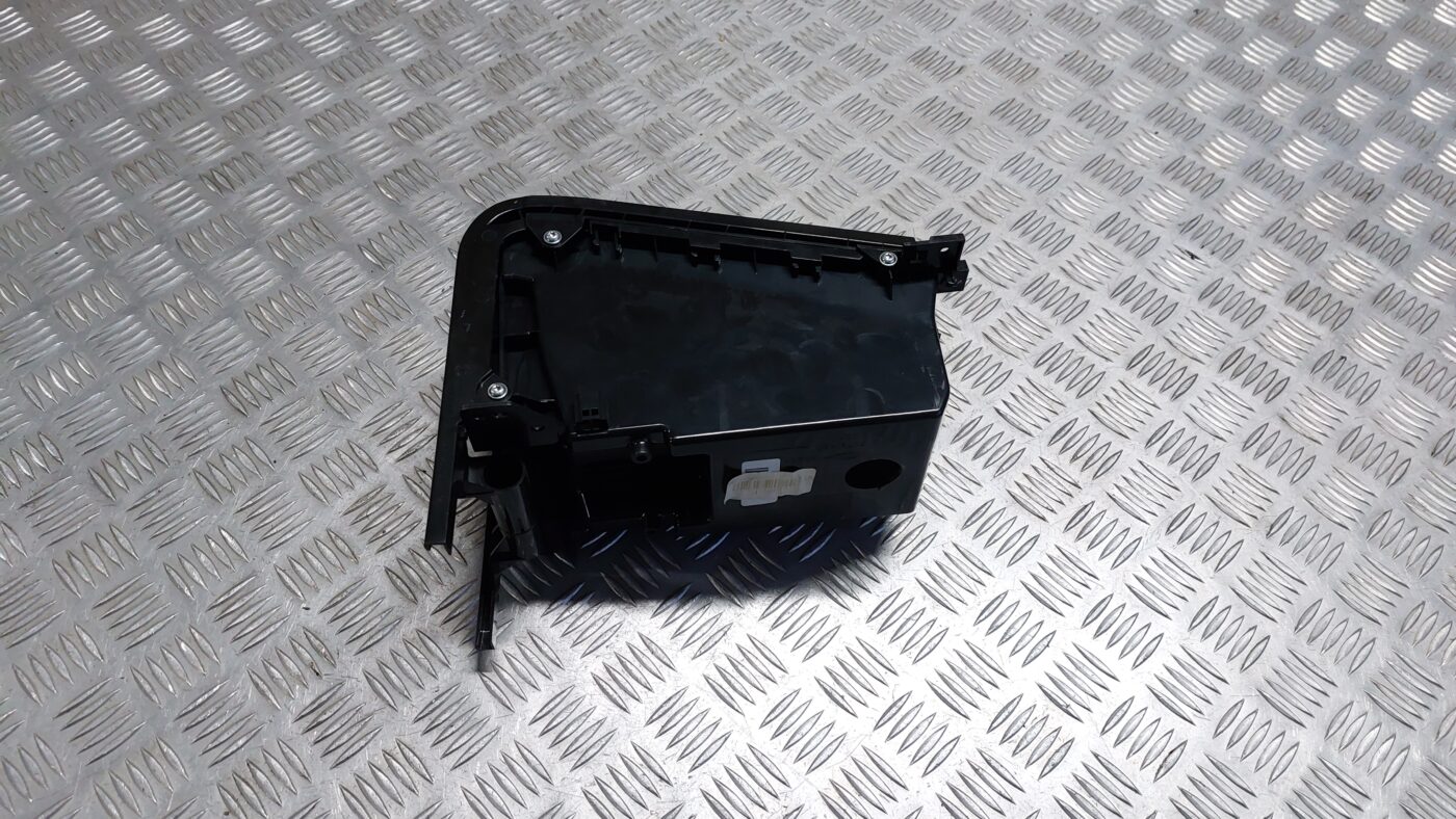 Centrālās konsoles nodalījums priekš VOLVO V60 2012 2 Centrālās konsoles nodalījums priekš VOLVO V60 2012