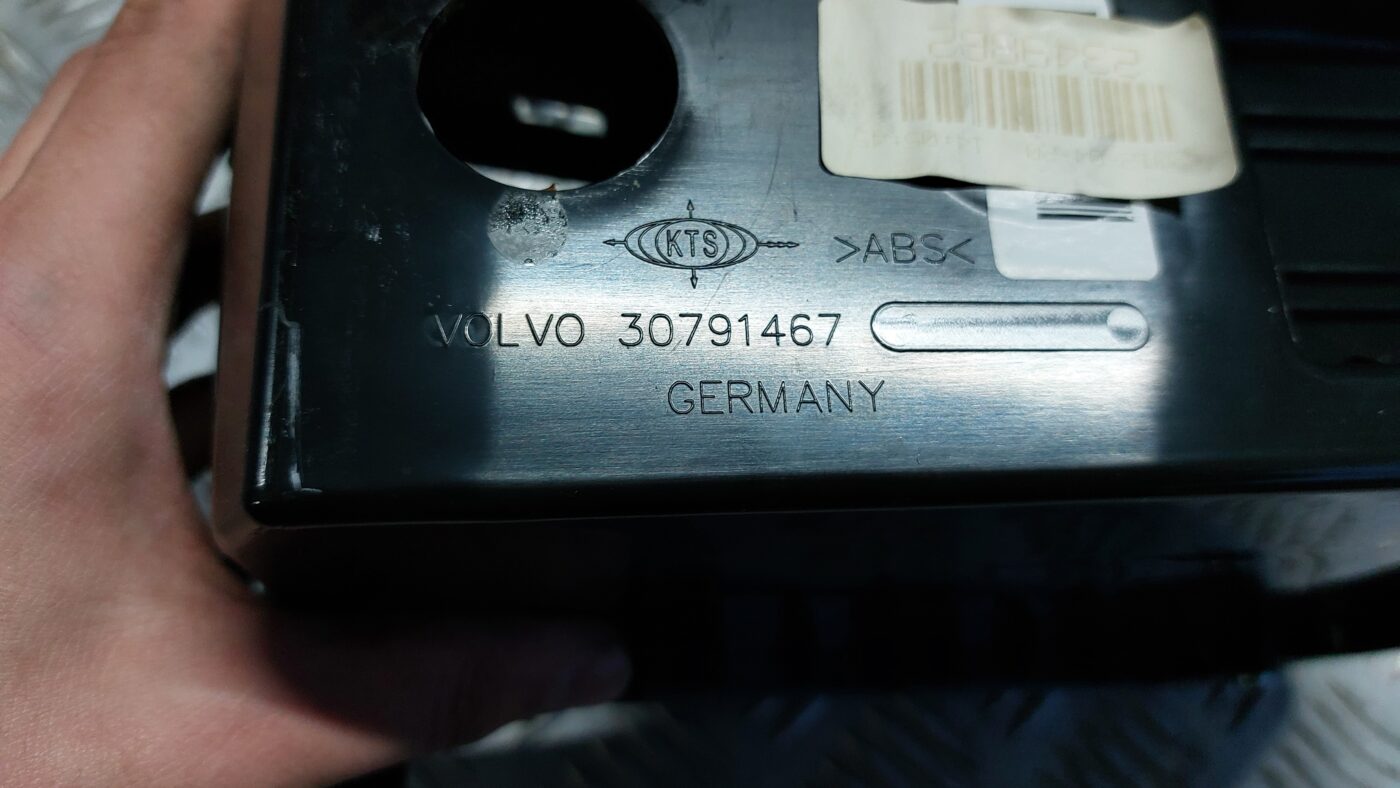 Centrālās konsoles nodalījums priekš VOLVO V60 2012 4 Centrālās konsoles nodalījums priekš VOLVO V60 2012