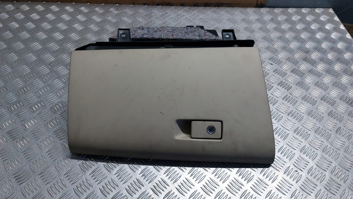 Mantu glabāšanas nodalījums pasažiera pusē priekš VOLVO V60 2012 1 Mantu glabāšanas nodalījums pasažiera pusē priekš VOLVO V60 2012