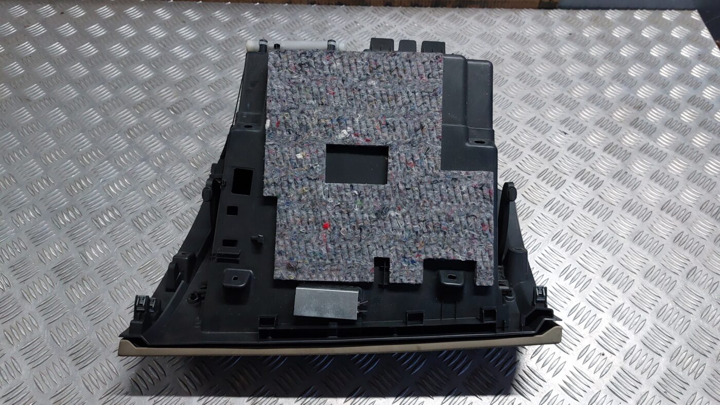 Mantu glabāšanas nodalījums pasažiera pusē priekš VOLVO V60 2012 2 Mantu glabāšanas nodalījums pasažiera pusē priekš VOLVO V60 2012