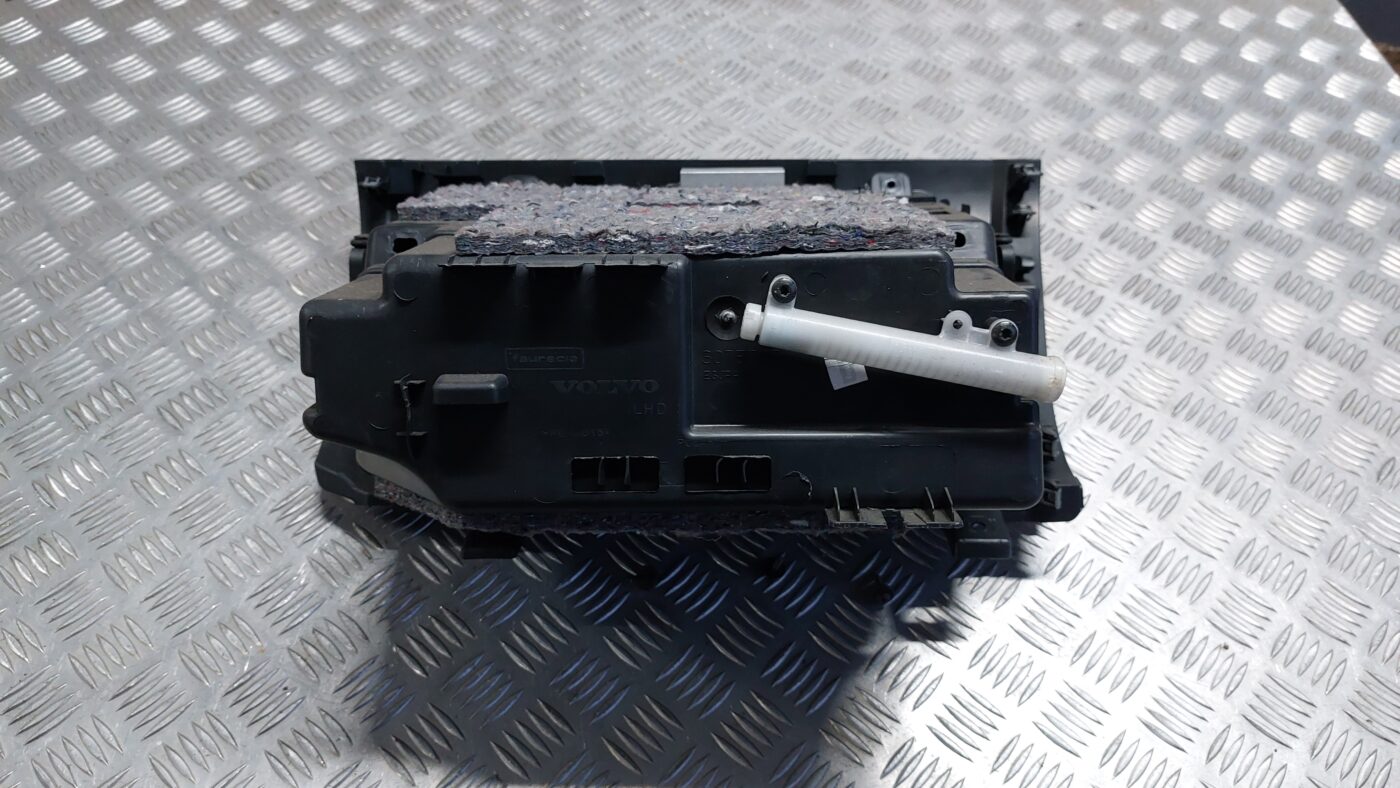 Mantu glabāšanas nodalījums pasažiera pusē priekš VOLVO V60 2012 3 Mantu glabāšanas nodalījums pasažiera pusē priekš VOLVO V60 2012