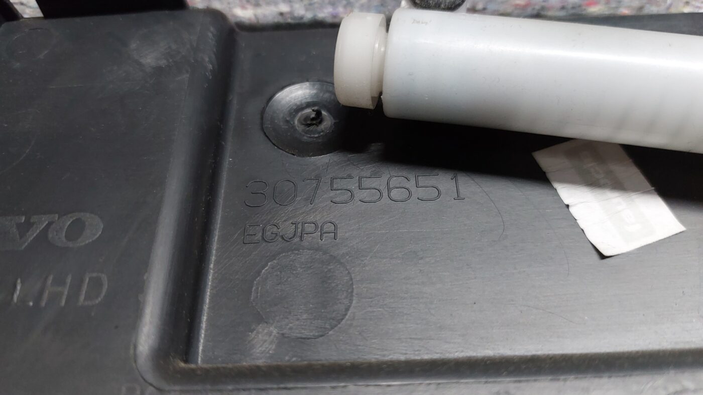 Mantu glabāšanas nodalījums pasažiera pusē priekš VOLVO V60 2012 4 Mantu glabāšanas nodalījums pasažiera pusē priekš VOLVO V60 2012