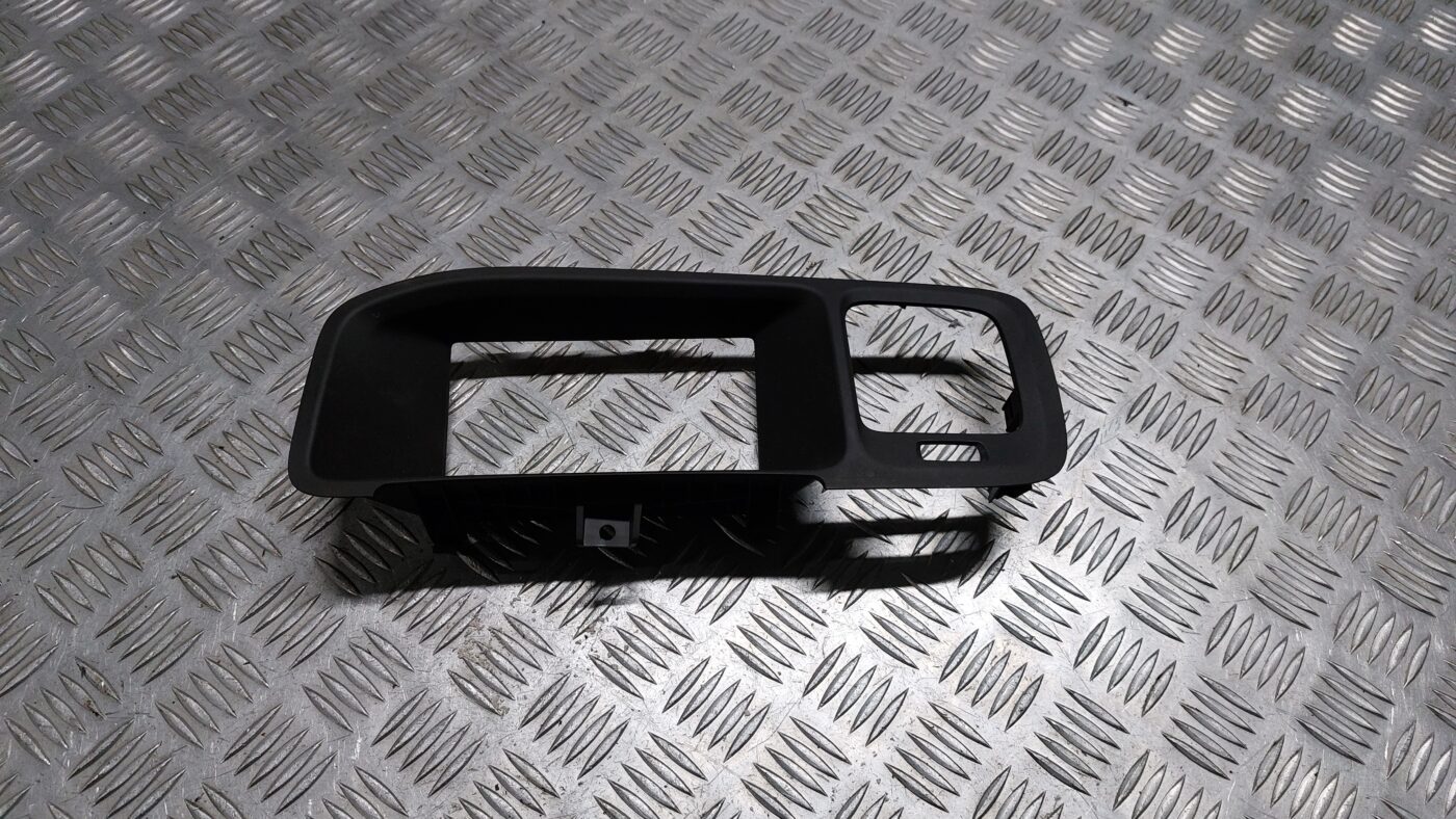 Mērinstrumentu paneļa dekoratīvais rāmis priekš VOLVO V60 2012 1 Mērinstrumentu paneļa dekoratīvais rāmis priekš VOLVO V60 2012