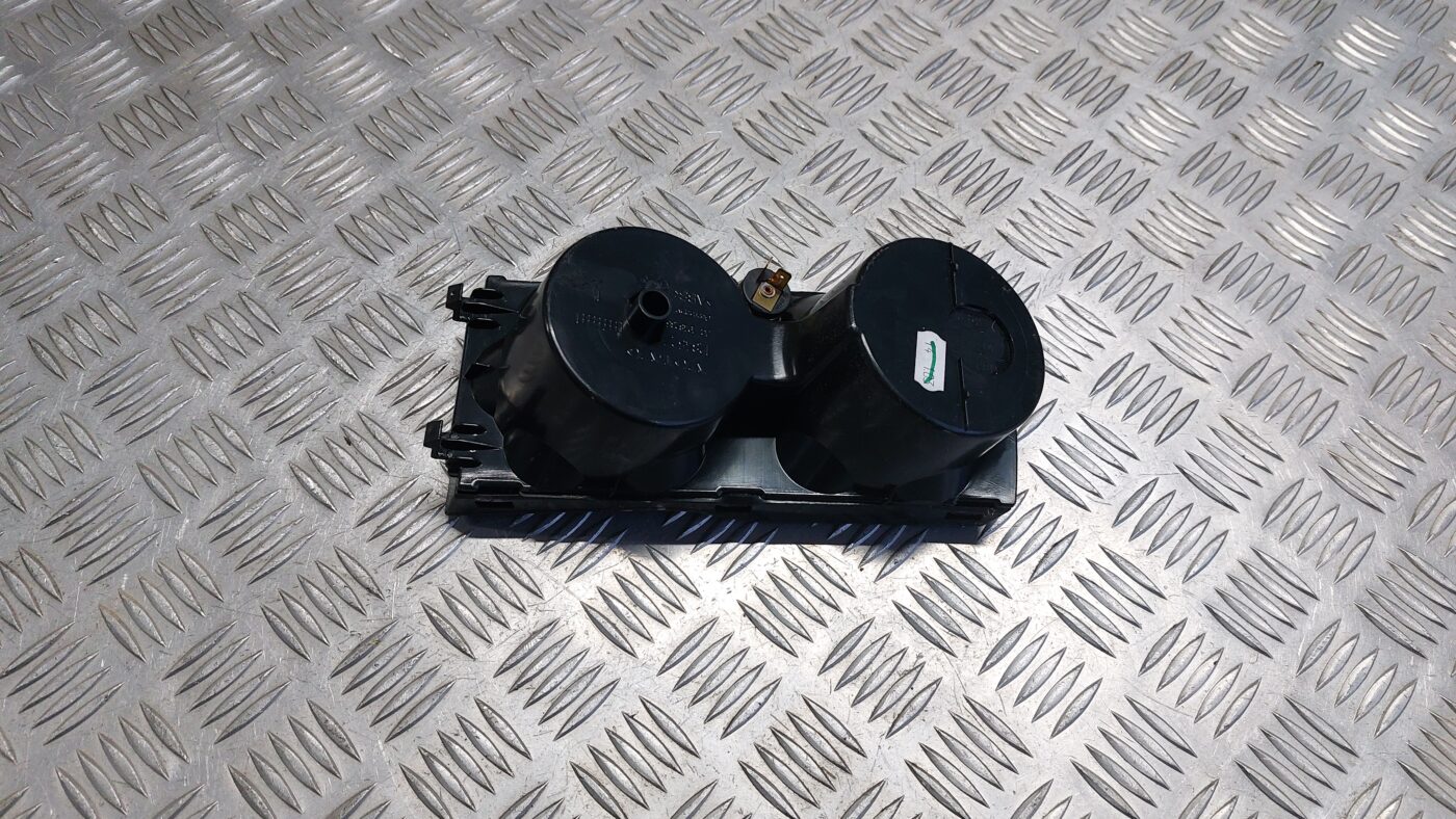 Krūzes turētājs priekš VOLVO V60 2012