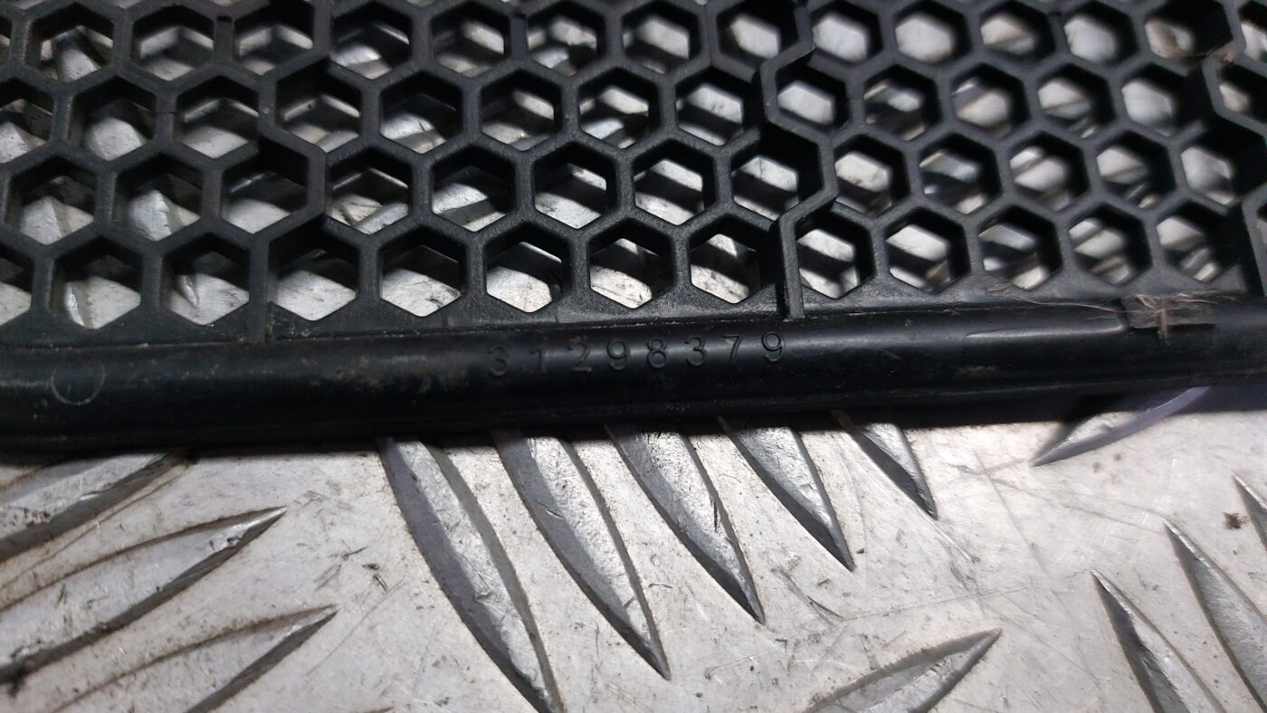 Vējstikla uzlikas (deflektora) režģis priekš VOLVO V60 2012 3 Vējstikla uzlikas (deflektora) režģis priekš VOLVO V60 2012