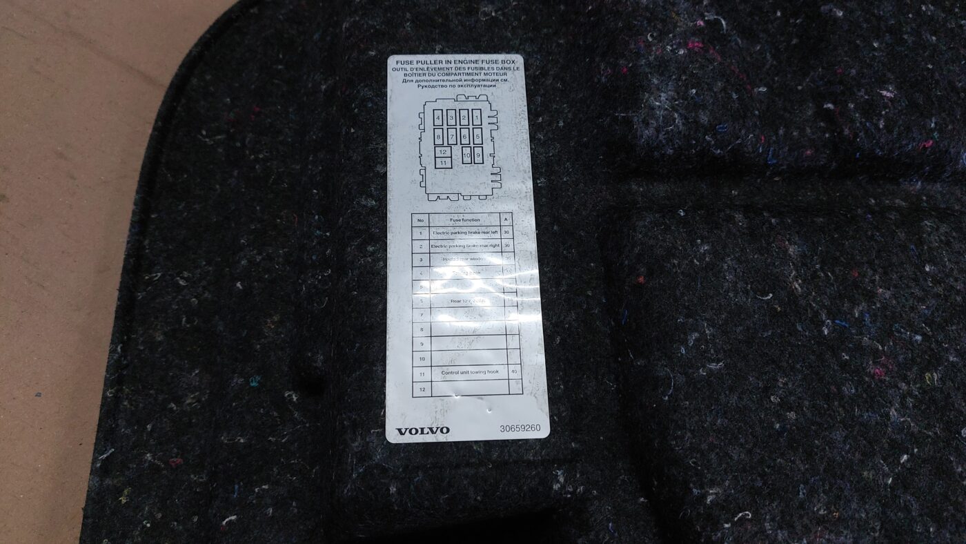 Bagāžnieka nodalījuma paliktnis priekš VOLVO V60 2012 3 Bagāžnieka nodalījuma paliktnis priekš VOLVO V60 2012