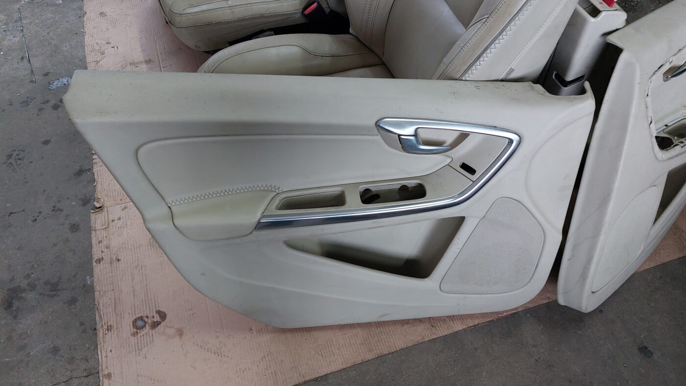 Sēdekļu komplekts priekš VOLVO V60 2012 3 Sēdekļu komplekts priekš VOLVO V60 2012