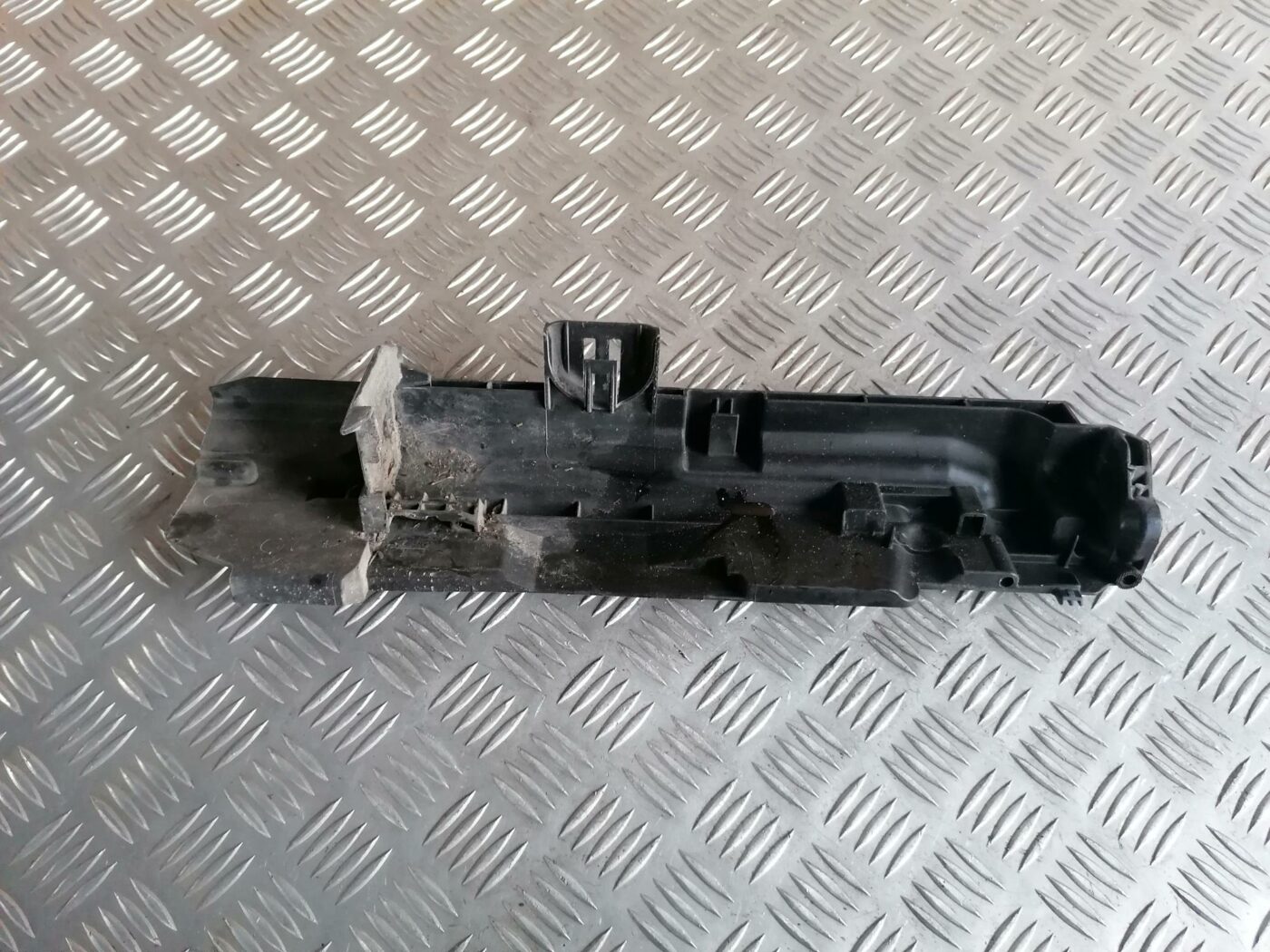 Radiatora kronšteins priekš BMW 123 E87 2008 BLACK 1 Radiatora kronšteins priekš BMW 123 E87 2008 BLACK