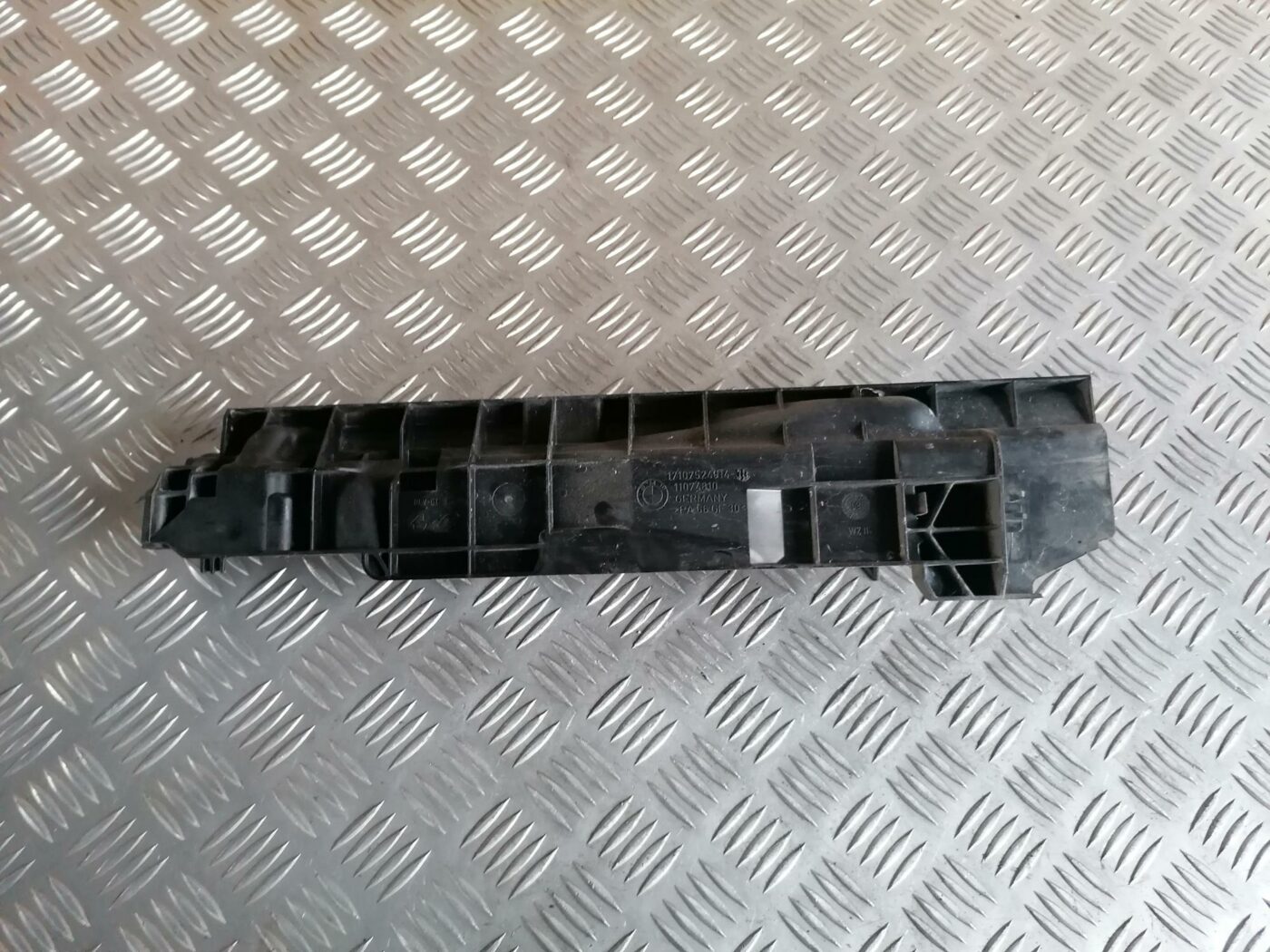 Radiatora kronšteins priekš BMW 123 E87 2008 BLACK 2 Radiatora kronšteins priekš BMW 123 E87 2008 BLACK