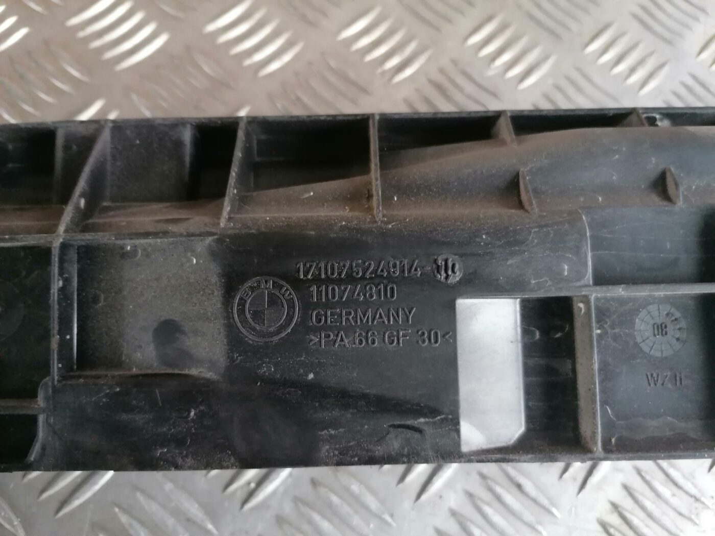 Radiatora kronšteins priekš BMW 123 E87 2008 BLACK 3 Radiatora kronšteins priekš BMW 123 E87 2008 BLACK