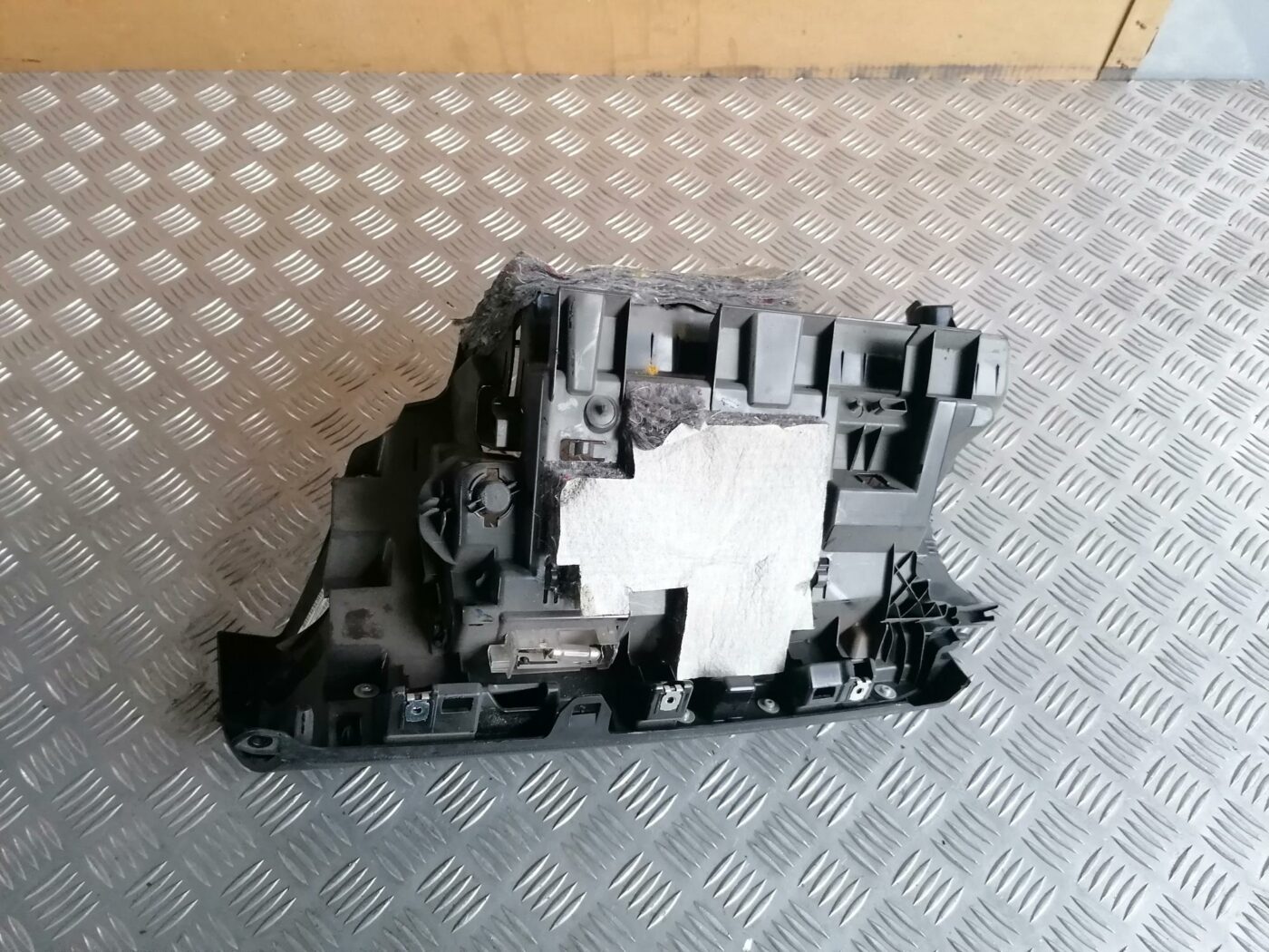 Mantu glabāšanas nodalījums pasažiera pusē priekš BMW 123 E87 2008 BLACK 2 Mantu glabāšanas nodalījums pasažiera pusē priekš BMW 123 E87 2008 BLACK