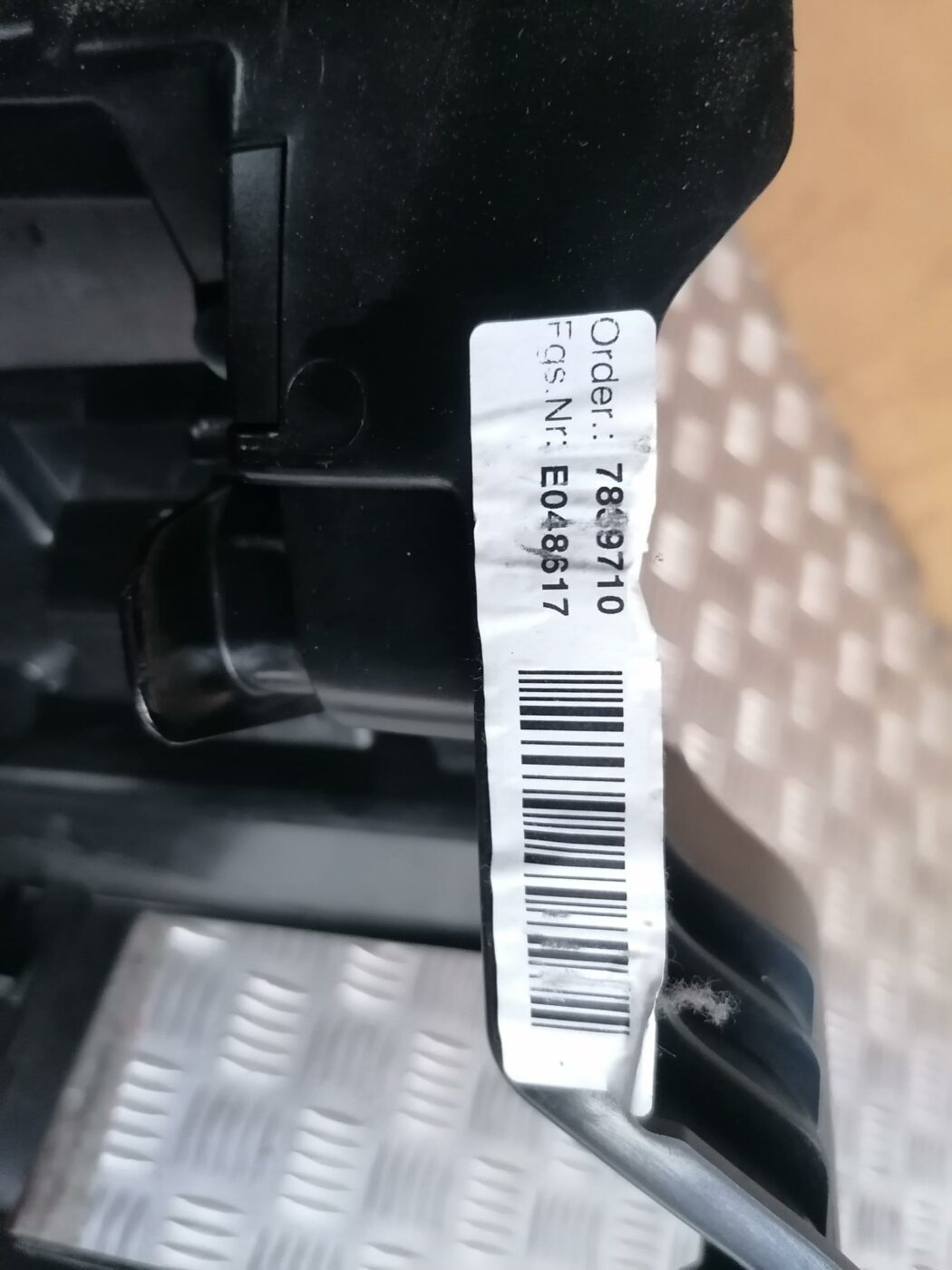 Mantu glabāšanas nodalījums pasažiera pusē priekš BMW 123 E87 2008 BLACK 3 Mantu glabāšanas nodalījums pasažiera pusē priekš BMW 123 E87 2008 BLACK