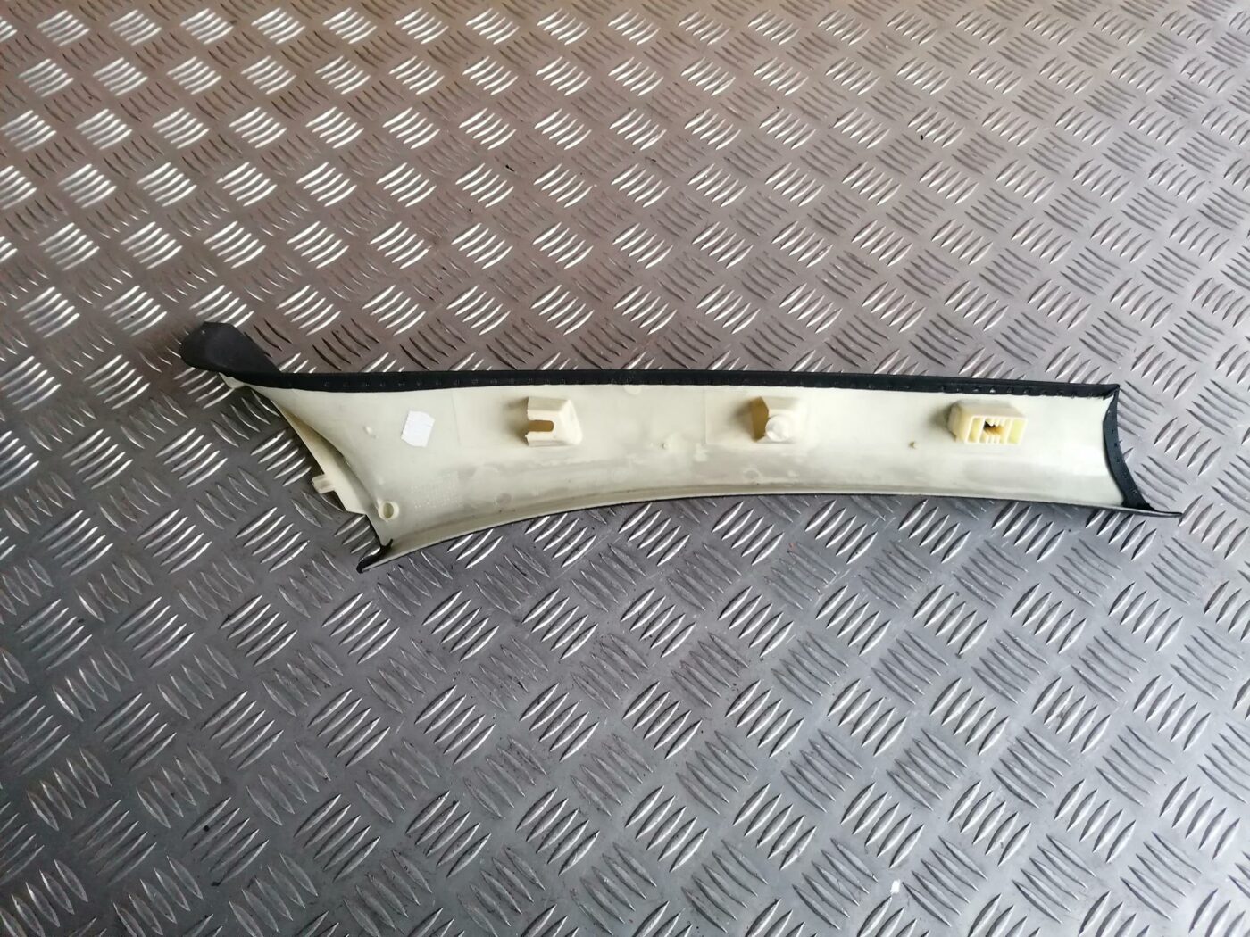 Priekšējas salona statnes apdare priekš BMW 123 E87 2008 BLACK 2 Priekšējas salona statnes apdare priekš BMW 123 E87 2008 BLACK