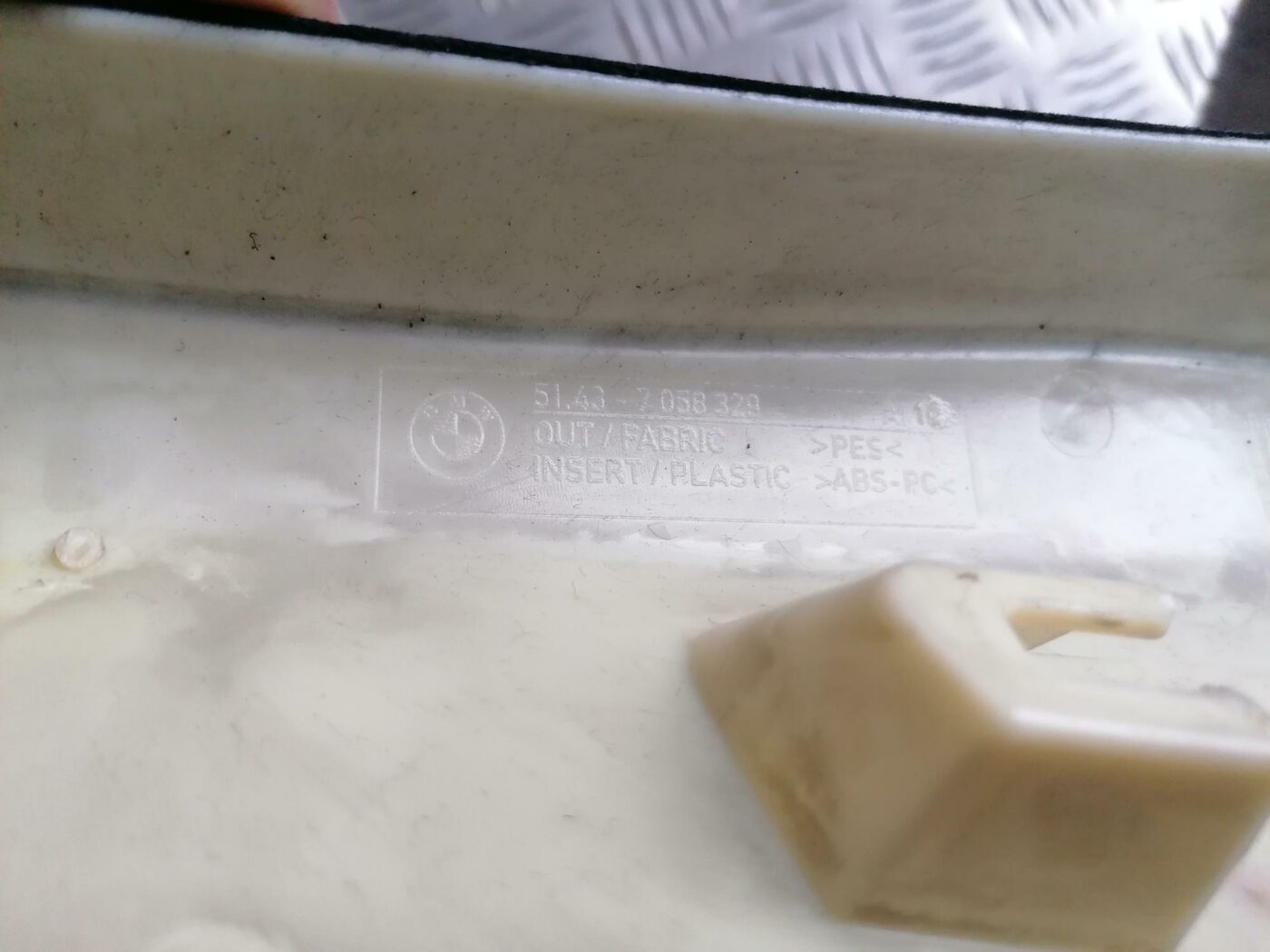 Priekšējas salona statnes apdare priekš BMW 123 E87 2008 BLACK 3 Priekšējas salona statnes apdare priekš BMW 123 E87 2008 BLACK