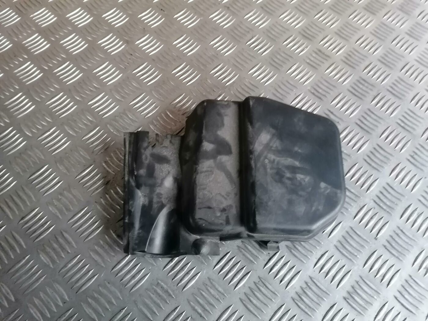 Ieplūdes gaisa deflektors, pa labi priekš BMW 123 E87 2008 BLACK 1 Ieplūdes gaisa deflektors, pa labi priekš BMW 123 E87 2008 BLACK