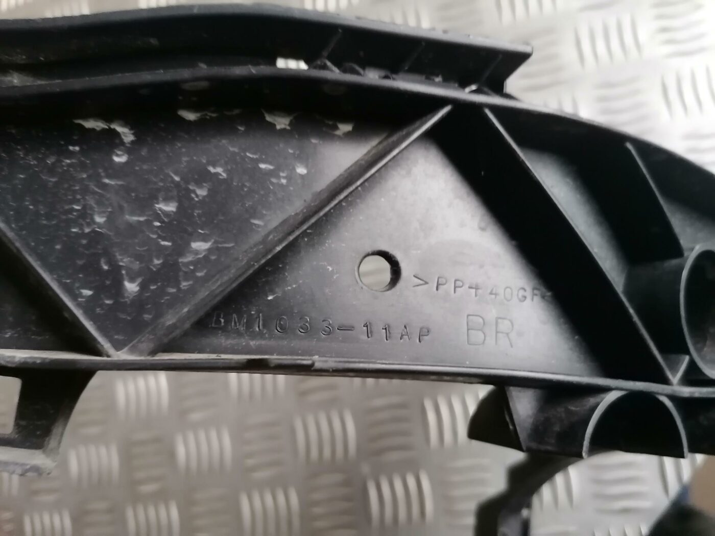 Priekšēja luktura kronšteins priekš BMW 123 E87 2008 BLACK 3 Priekšēja luktura kronšteins priekš BMW 123 E87 2008 BLACK