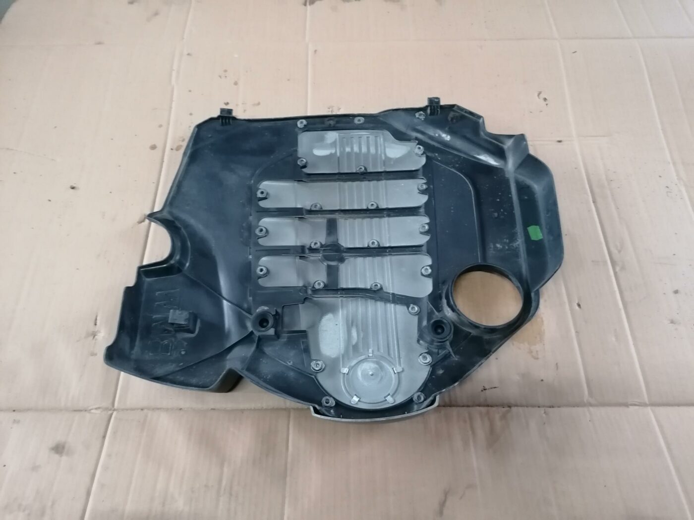 Dzinēja dekoratīvais vāks priekš BMW 123 E87 2008 BLACK 2 Dzinēja dekoratīvais vāks priekš BMW 123 E87 2008 BLACK