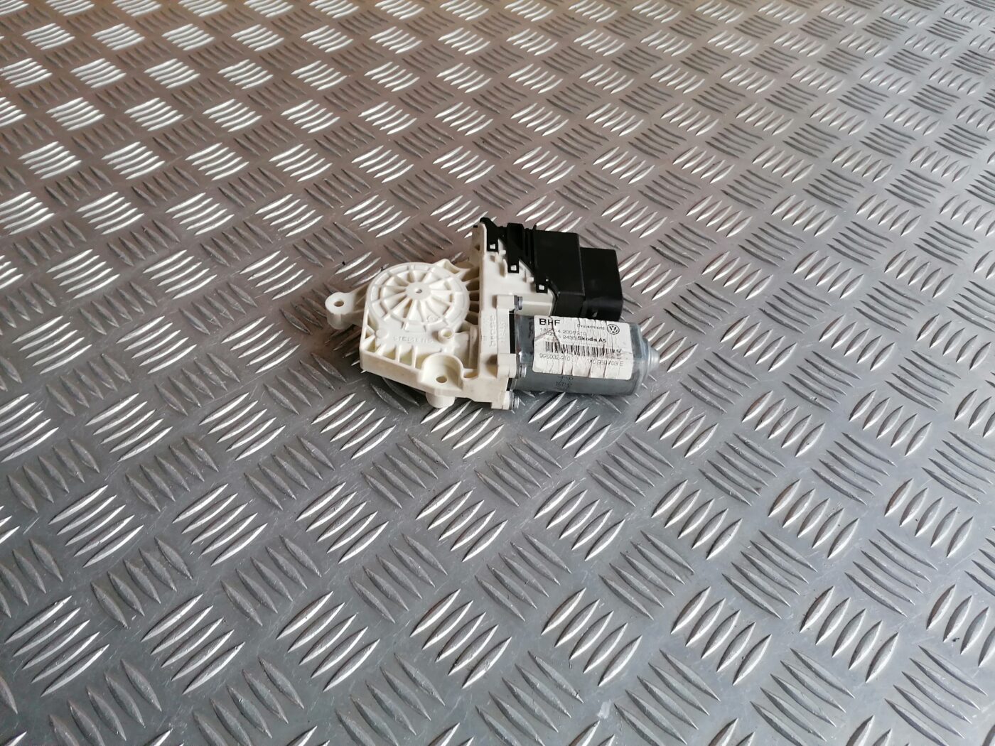 Elektrisko stiklu motors priekš ŠKODA OCTAVIA 2006 1 Elektrisko stiklu motors priekš ŠKODA OCTAVIA 2006