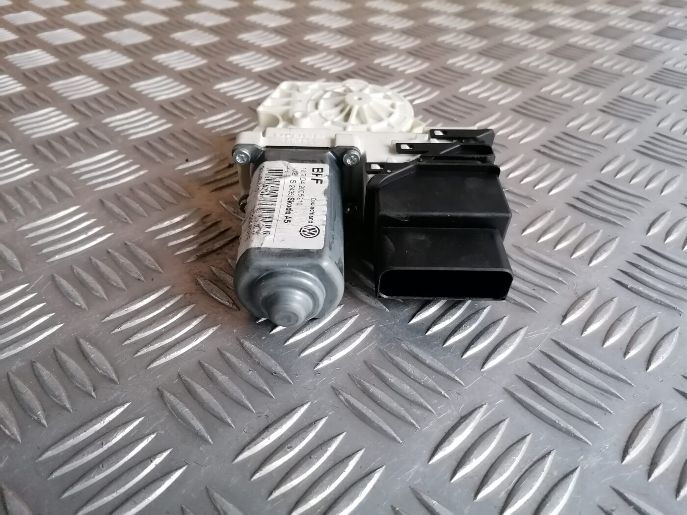 Elektrisko stiklu motors priekš ŠKODA OCTAVIA 2006 2 Elektrisko stiklu motors priekš ŠKODA OCTAVIA 2006