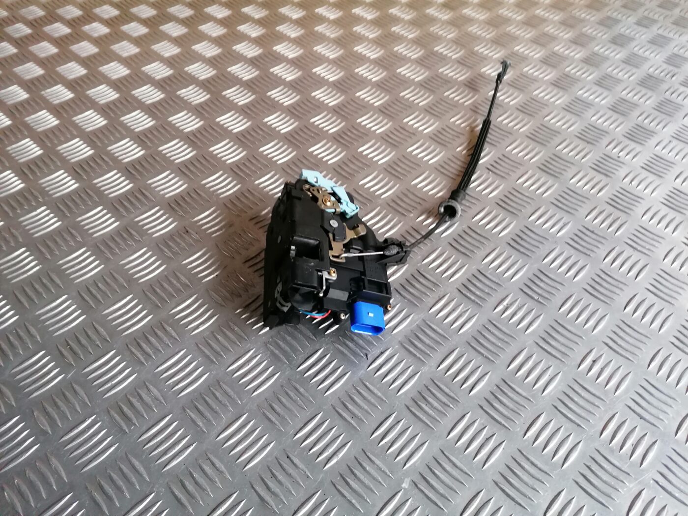 Priekšējo kreiso durvju slēdzene priekš ŠKODA OCTAVIA 2006