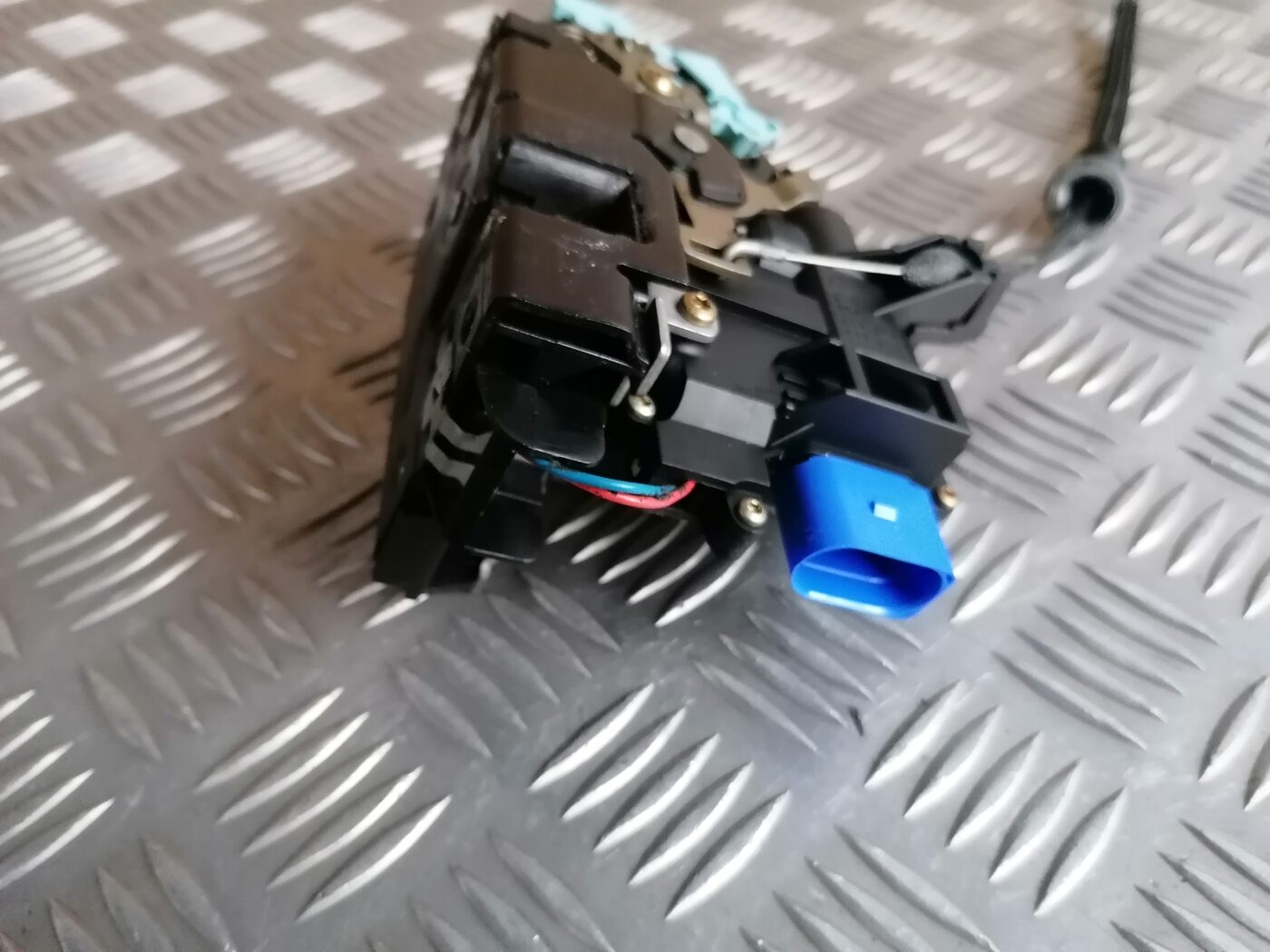 Priekšējo kreiso durvju slēdzene priekš ŠKODA OCTAVIA 2006