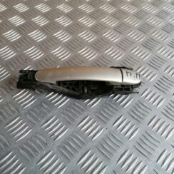 Priekšējāis labais durvju rokturis priekš ŠKODA OCTAVIA 2006