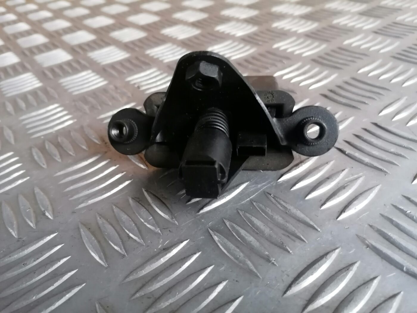 Bagāžnieka vāka slēdzene priekš ŠKODA OCTAVIA 2006 3 Bagāžnieka vāka slēdzene priekš ŠKODA OCTAVIA 2006