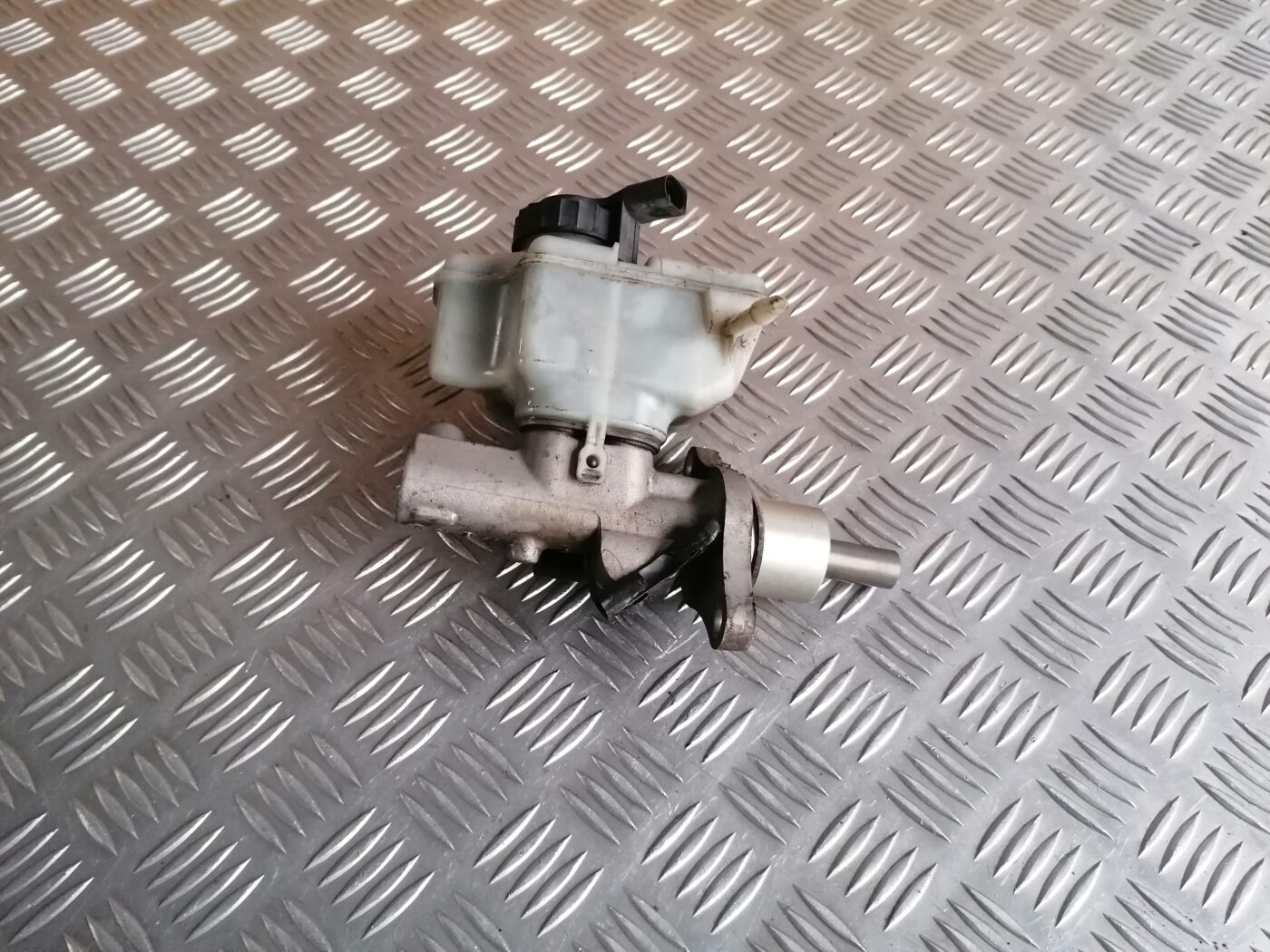 Bremžu pastiprinātāja galvenais cilindrs priekš ŠKODA OCTAVIA 2006 1 Bremžu pastiprinātāja galvenais cilindrs priekš ŠKODA OCTAVIA 2006