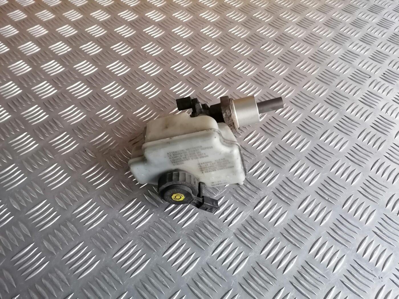 Bremžu pastiprinātāja galvenais cilindrs priekš ŠKODA OCTAVIA 2006 2 Bremžu pastiprinātāja galvenais cilindrs priekš ŠKODA OCTAVIA 2006