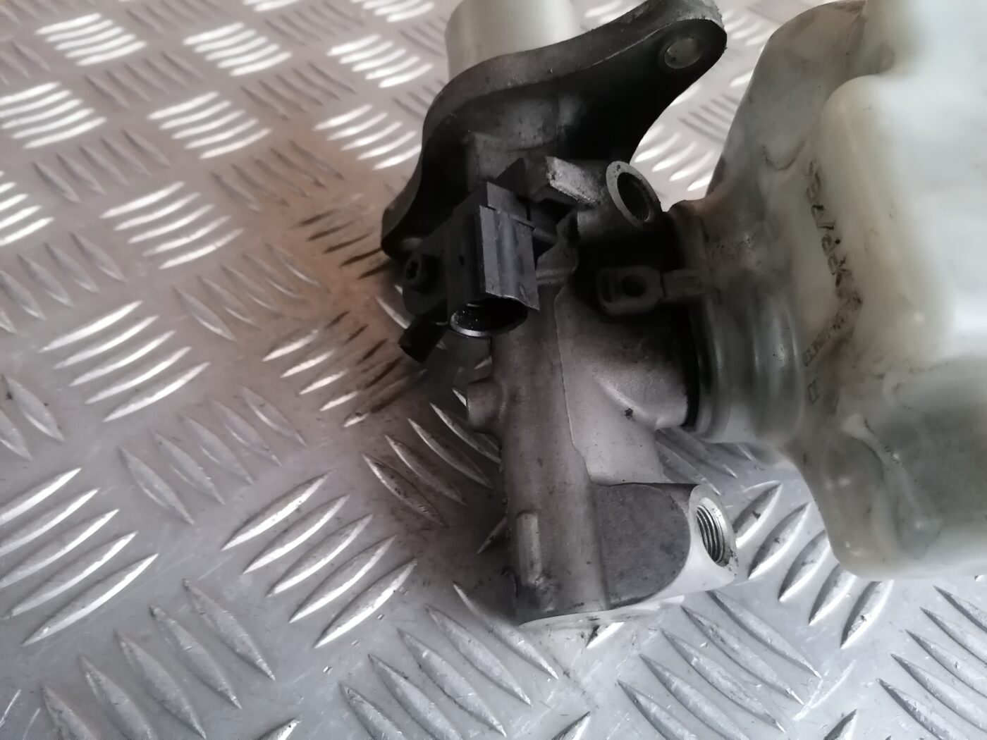 Bremžu pastiprinātāja galvenais cilindrs priekš ŠKODA OCTAVIA 2006 3 Bremžu pastiprinātāja galvenais cilindrs priekš ŠKODA OCTAVIA 2006