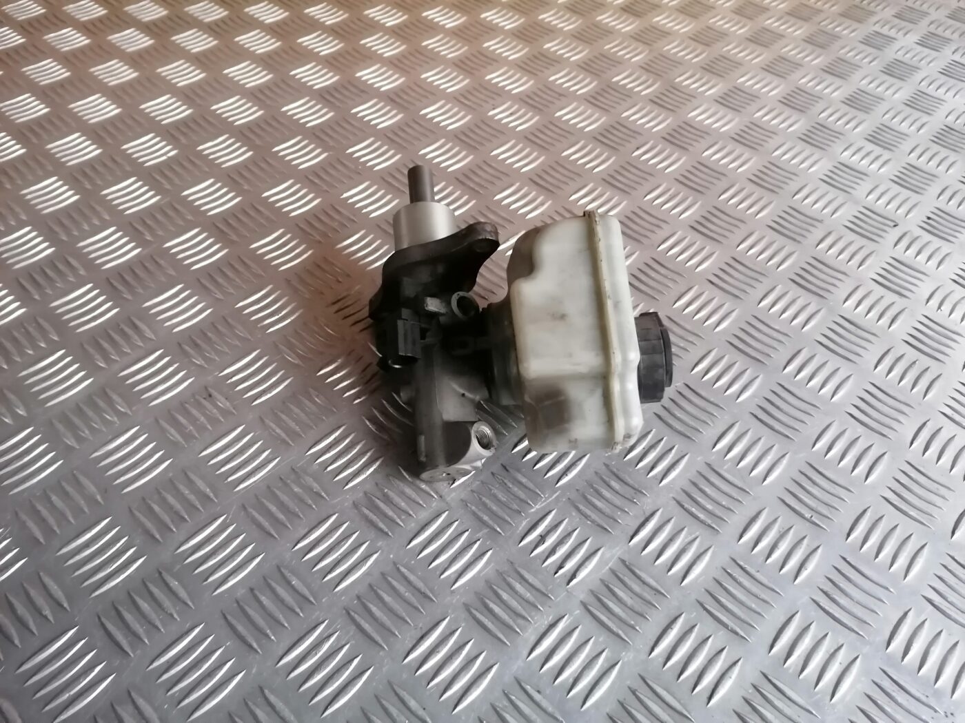 Bremžu pastiprinātāja galvenais cilindrs priekš ŠKODA OCTAVIA 2006 4 Bremžu pastiprinātāja galvenais cilindrs priekš ŠKODA OCTAVIA 2006