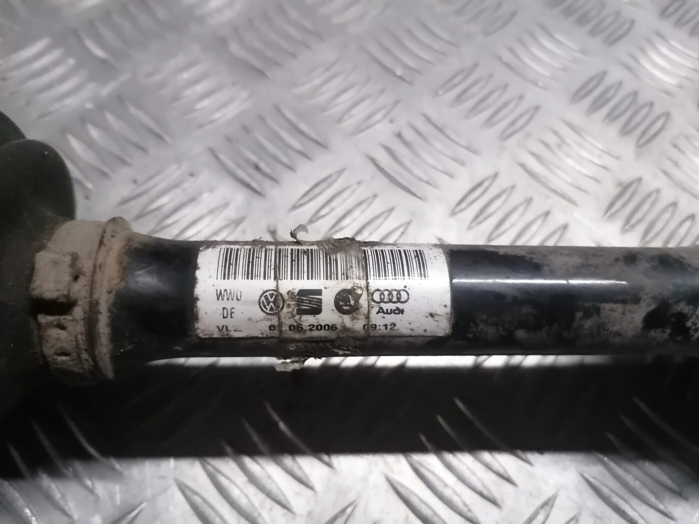 Pusass priekšējā kreisā priekš ŠKODA OCTAVIA 2006