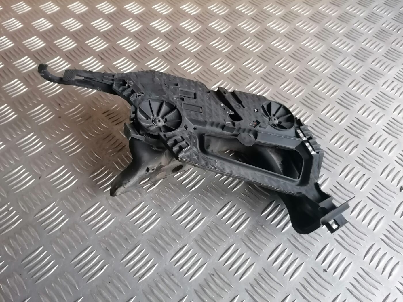 Priekšēja luktura kronšteins priekš ŠKODA OCTAVIA 2006 3 Priekšēja luktura kronšteins priekš ŠKODA OCTAVIA 2006