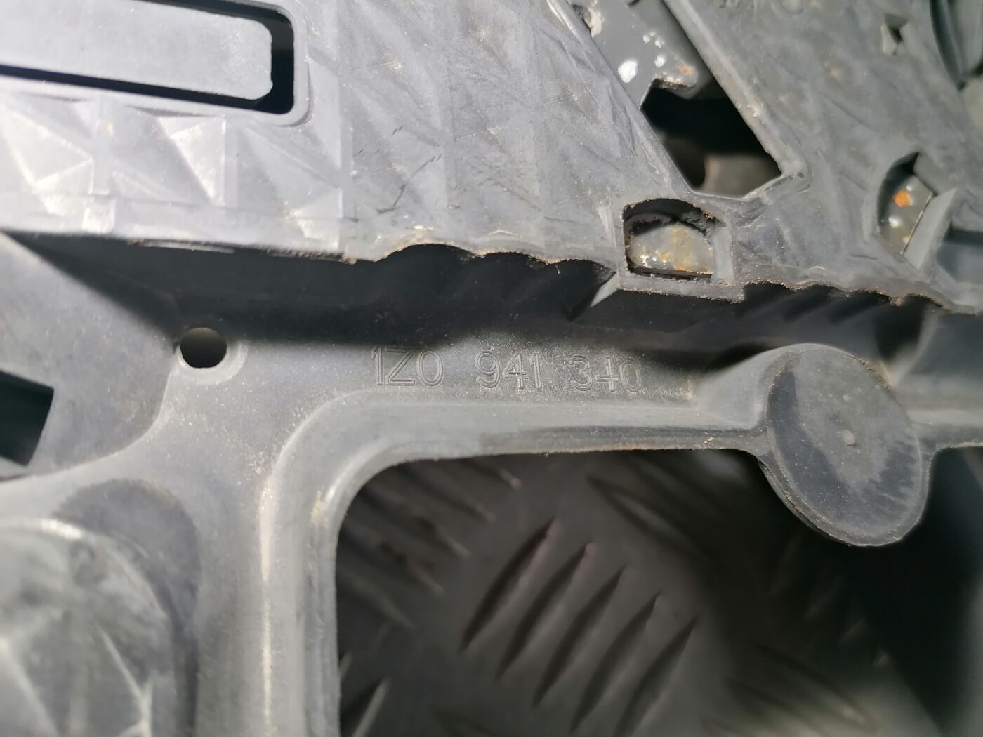 Priekšēja luktura kronšteins priekš ŠKODA OCTAVIA 2006 4 Priekšēja luktura kronšteins priekš ŠKODA OCTAVIA 2006