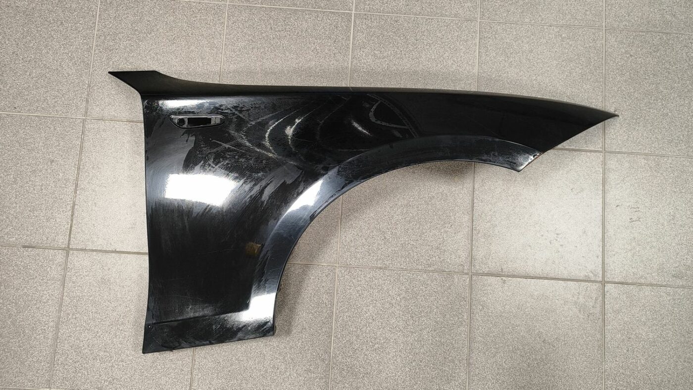Priekšējais labais spārns priekš BMW 123 E87 2008 BLACK