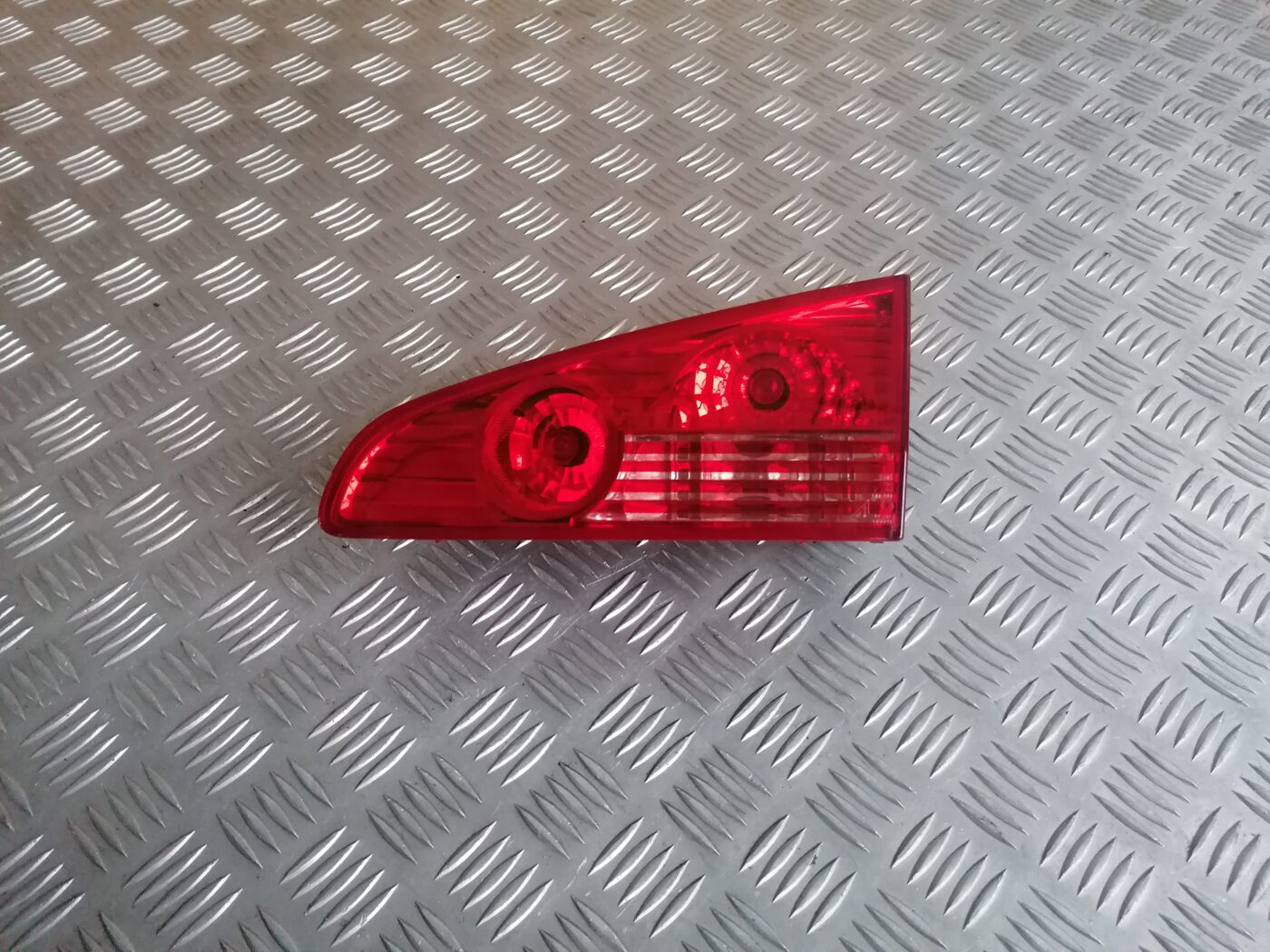 Bagāžnieka vāka labais lukturis priekš PEUGEOT 607 2010 1 Bagāžnieka vāka labais lukturis priekš PEUGEOT 607 2010