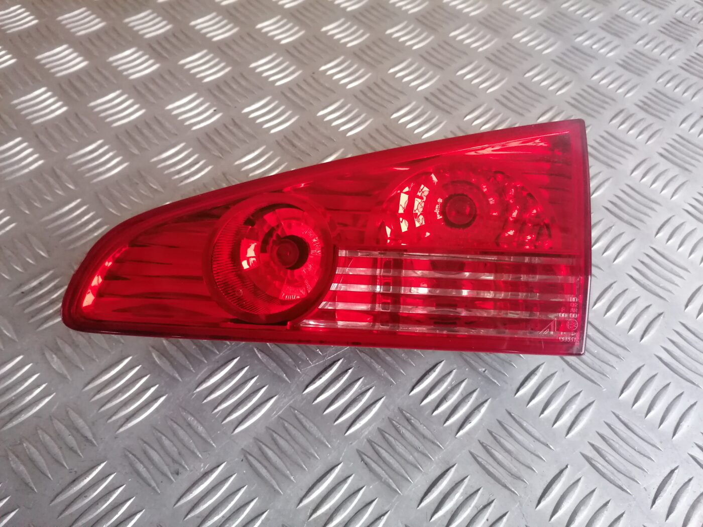 Bagāžnieka vāka labais lukturis priekš PEUGEOT 607 2010 2 Bagāžnieka vāka labais lukturis priekš PEUGEOT 607 2010