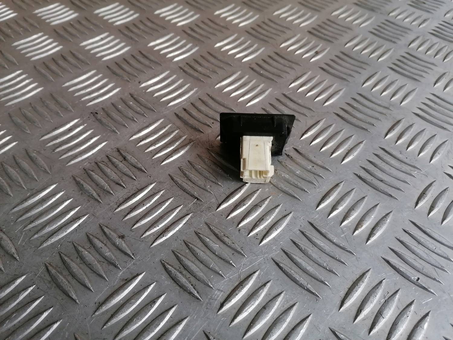 Bagāžnieka vāka atvēršanas rokturis/poga priekš PEUGEOT 607 2010 4 Bagāžnieka vāka atvēršanas rokturis/poga priekš PEUGEOT 607 2010