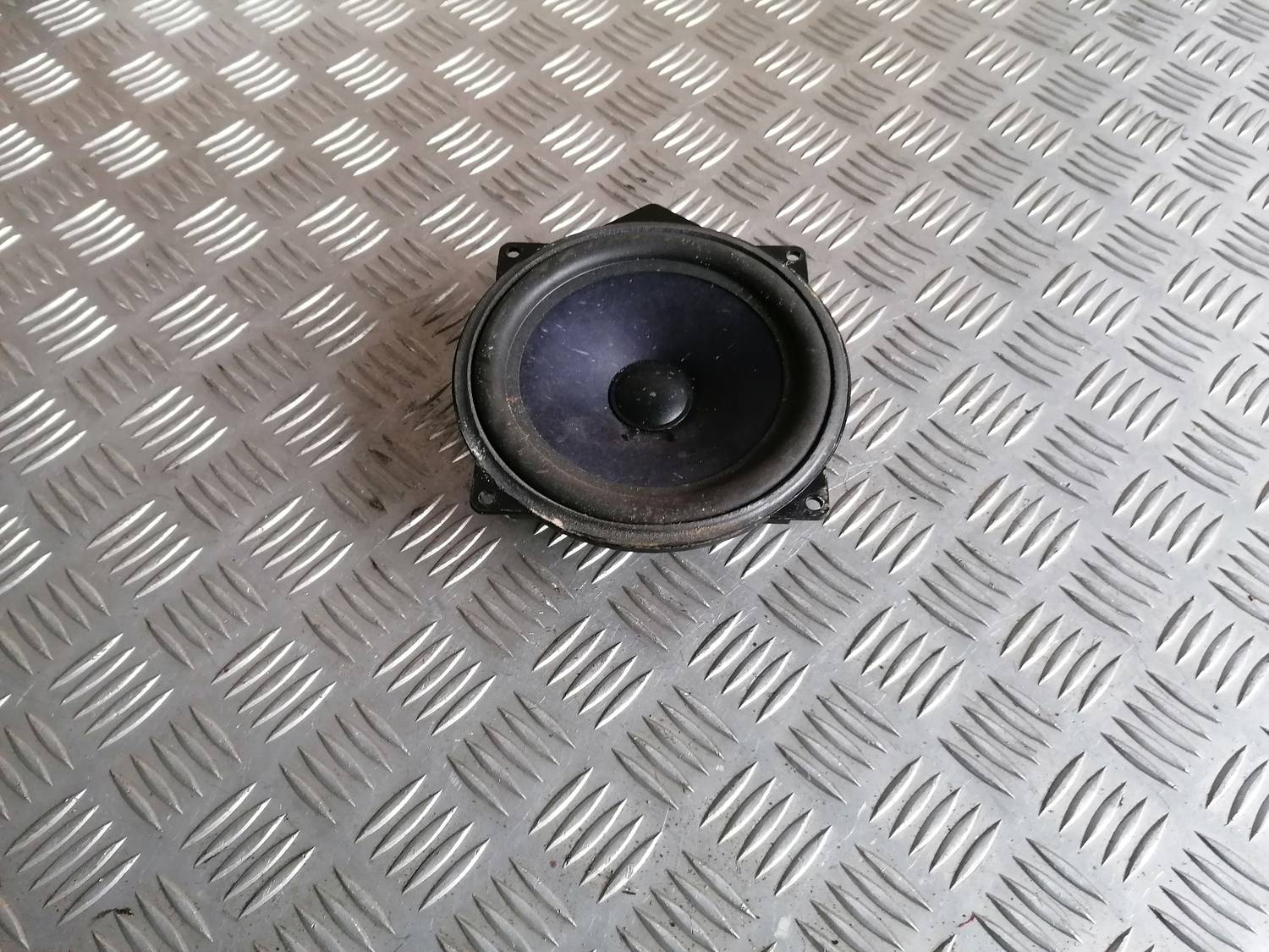 Durvju skaļrunis, apakšā priekš VW PHAETON 2003 1 Durvju skaļrunis, apakšā priekš VW PHAETON 2003