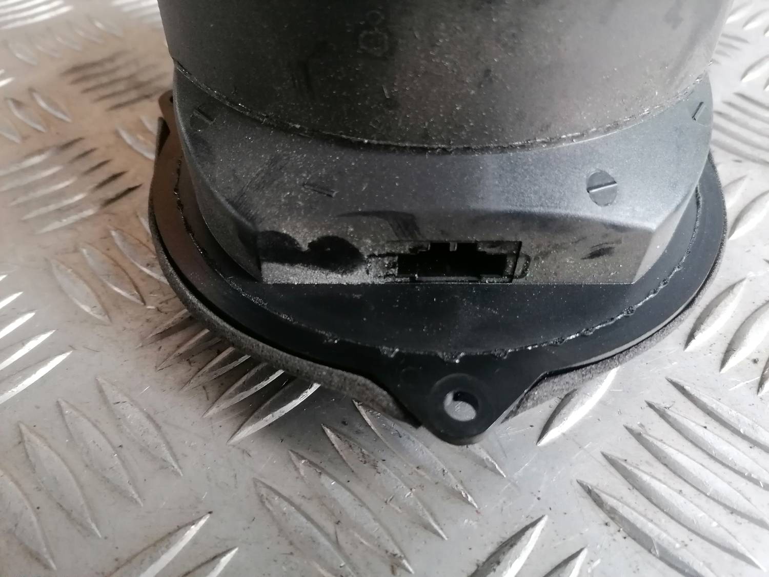 Durvju skaļrunis, apakšā priekš VW PHAETON 2003 3 Durvju skaļrunis, apakšā priekš VW PHAETON 2003