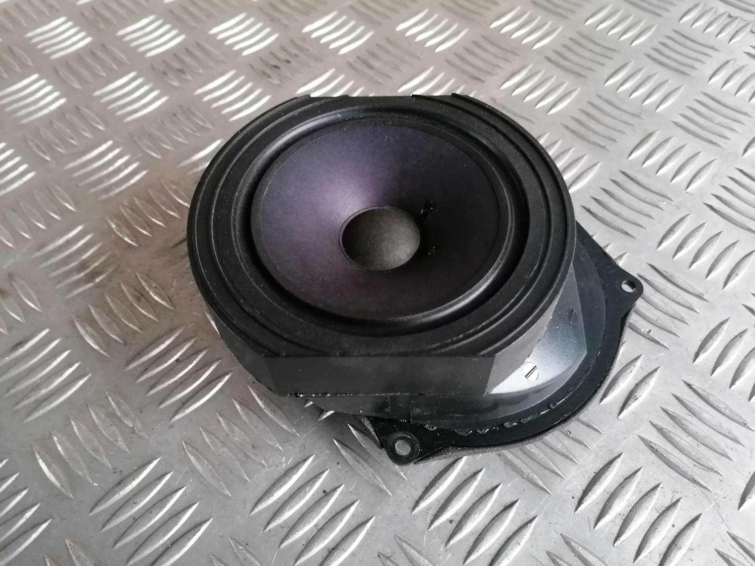 Durvju skaļrunis, apakšā priekš VW PHAETON 2003 2 Durvju skaļrunis, apakšā priekš VW PHAETON 2003