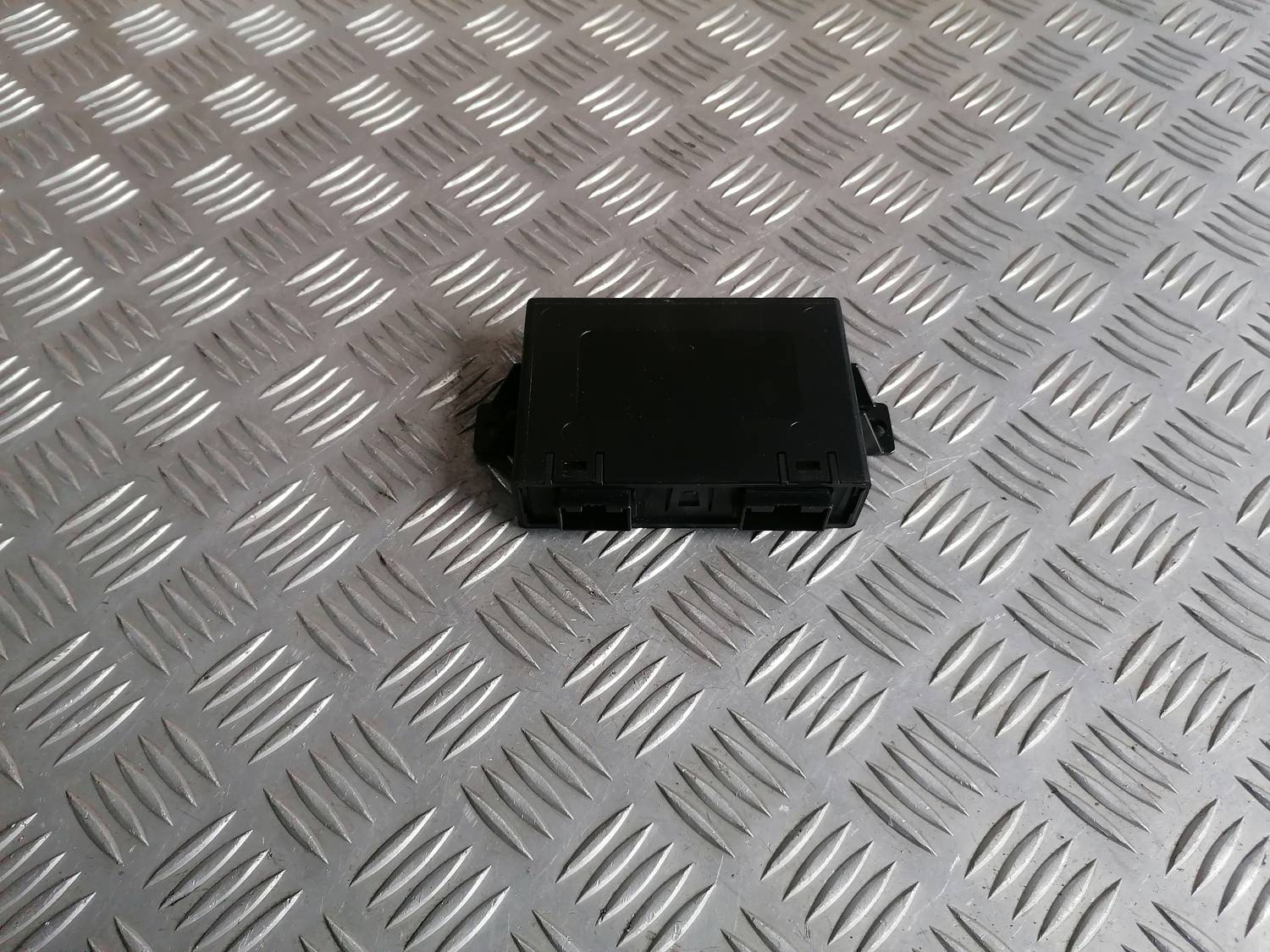 Parkošanās devēju vadības bloks priekš VW PHAETON 2003 1 Parkošanās devēju vadības bloks priekš VW PHAETON 2003