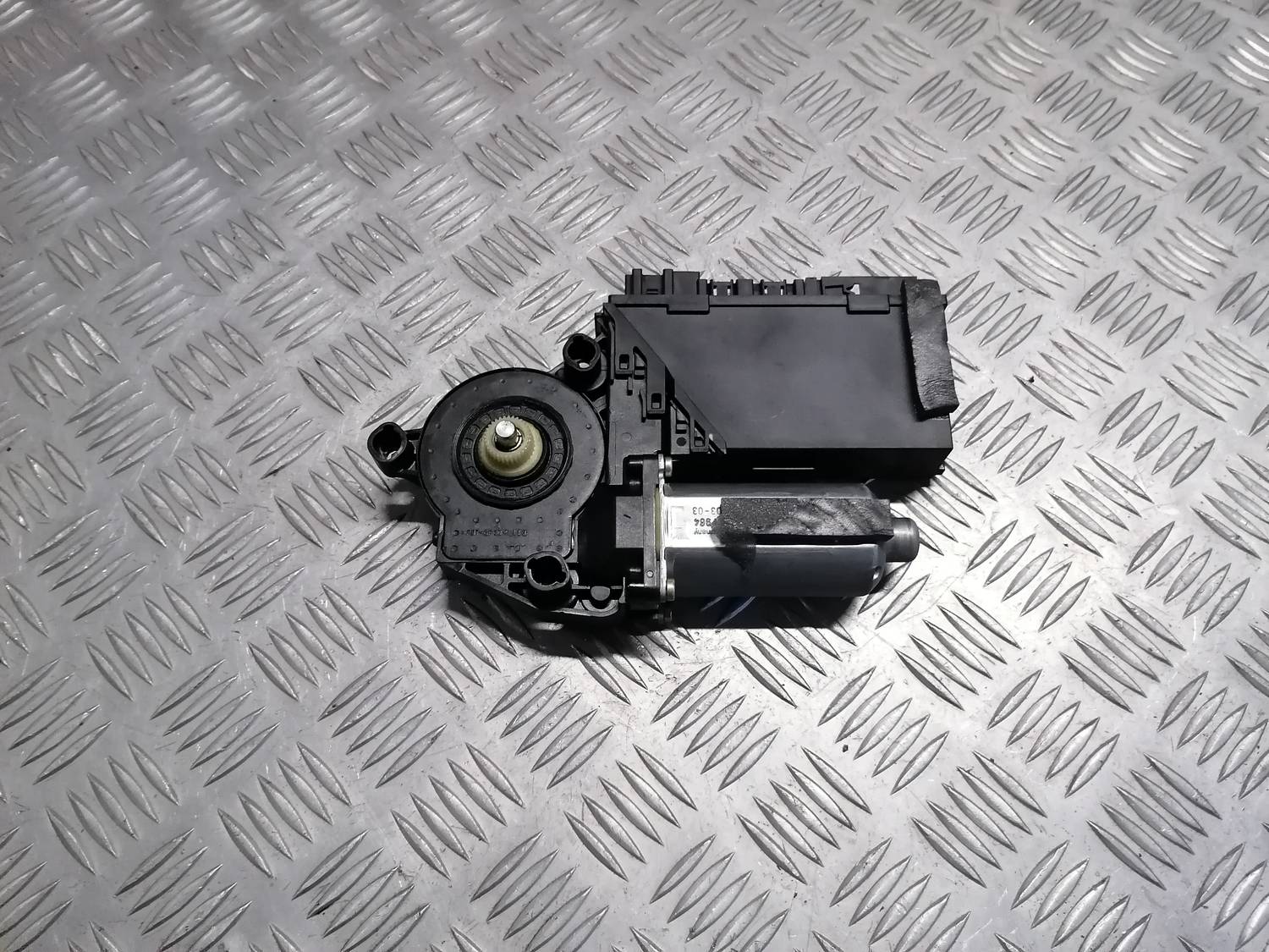 Elektrisko stiklu motors priekš VW PHAETON 2003 2 Elektrisko stiklu motors priekš VW PHAETON 2003