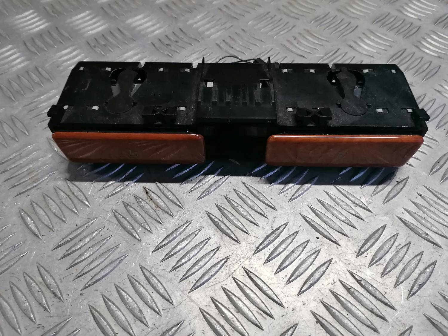 Pelnu trauks priekš VW PHAETON 2003 2 Pelnu trauks priekš VW PHAETON 2003