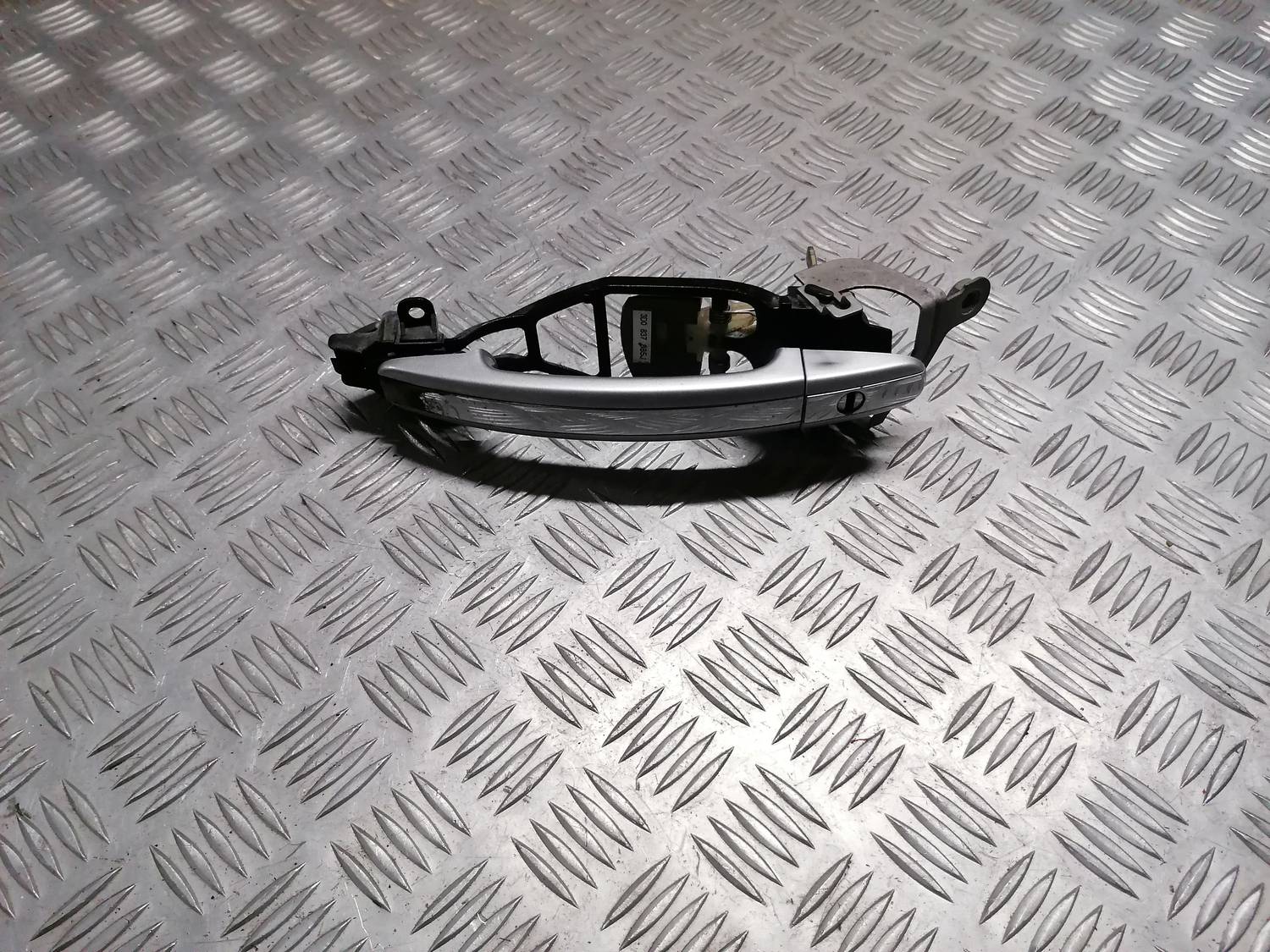 Priekšējāis kreisais durvju rokturis priekš VW PHAETON 2003