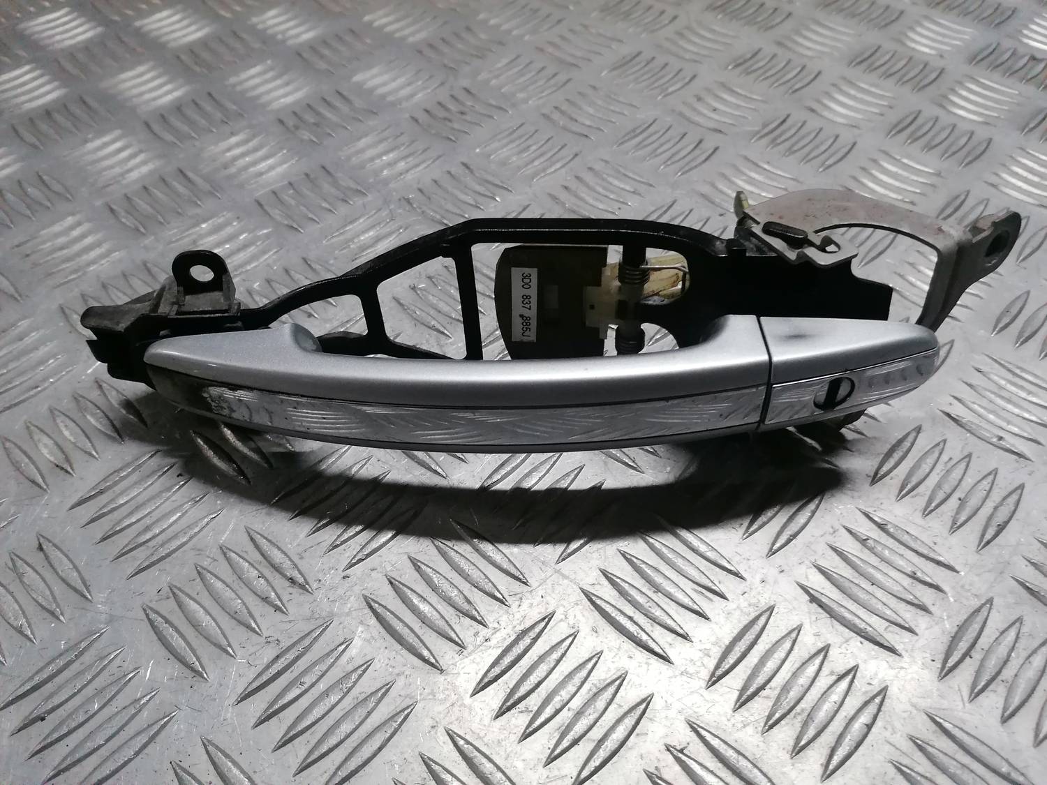 Priekšējāis kreisais durvju rokturis priekš VW PHAETON 2003