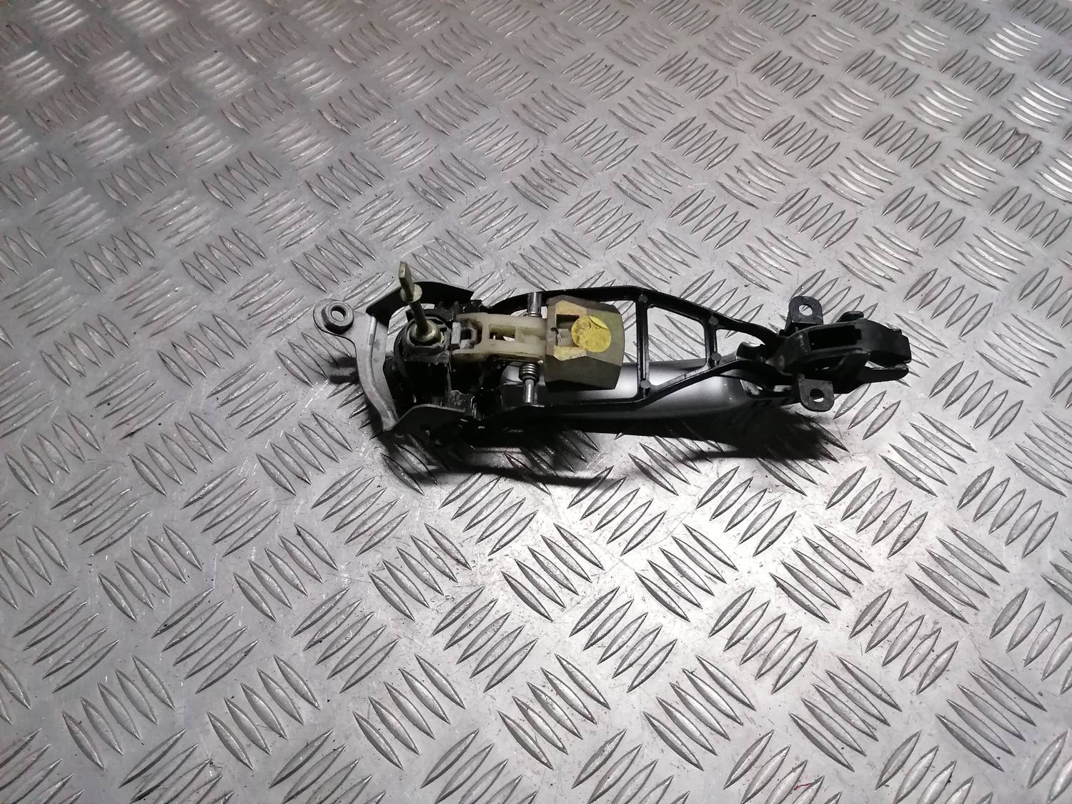 Priekšējāis kreisais durvju rokturis priekš VW PHAETON 2003