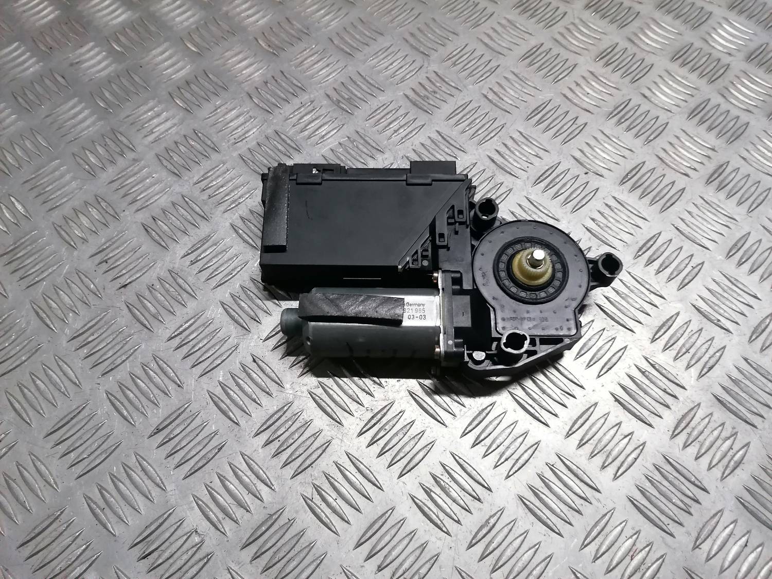 Elektrisko stiklu motors priekš VW PHAETON 2003 1 Elektrisko stiklu motors priekš VW PHAETON 2003