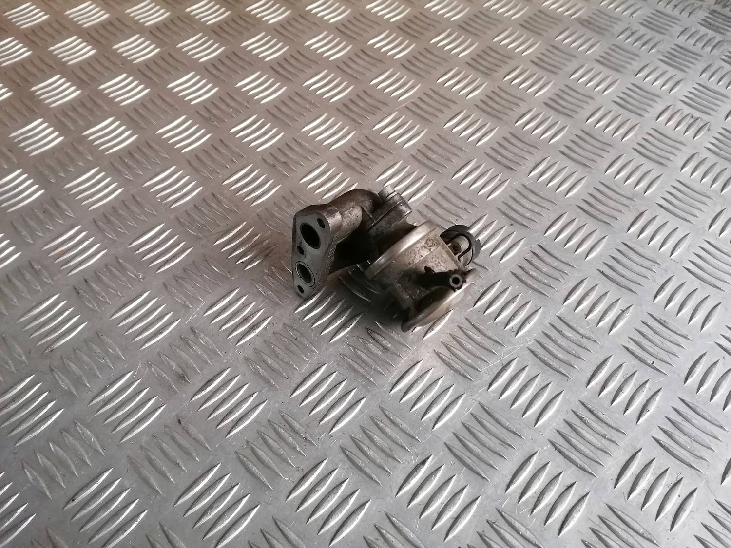 EGR vārsts priekš VW PHAETON 2003 1 EGR vārsts priekš VW PHAETON 2003